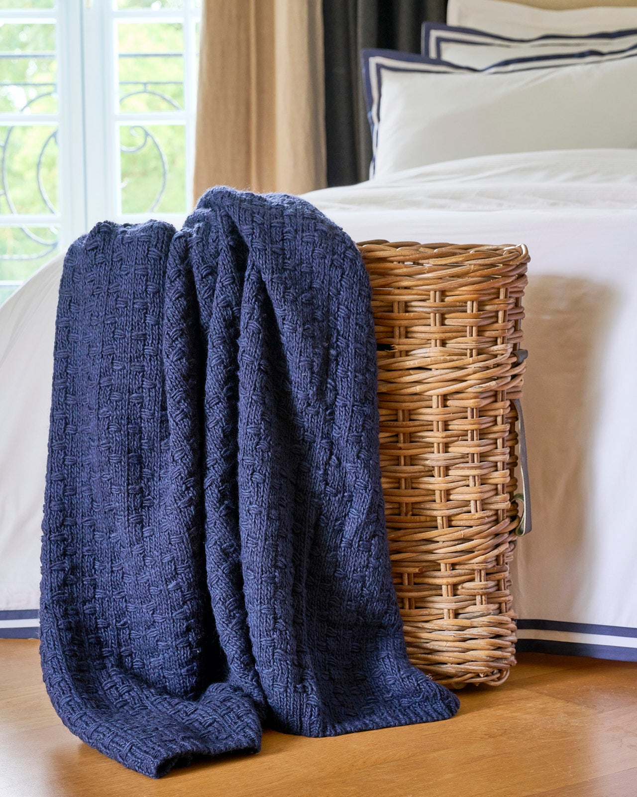 Plaid tricoté marine motif nœuds papillon