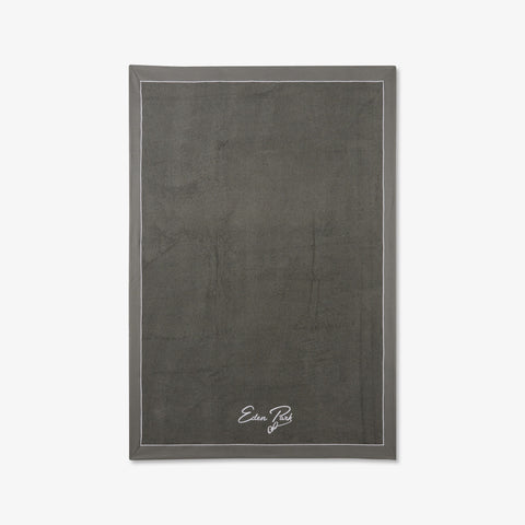 Grande serviette de bain à broderie grise - Image 2