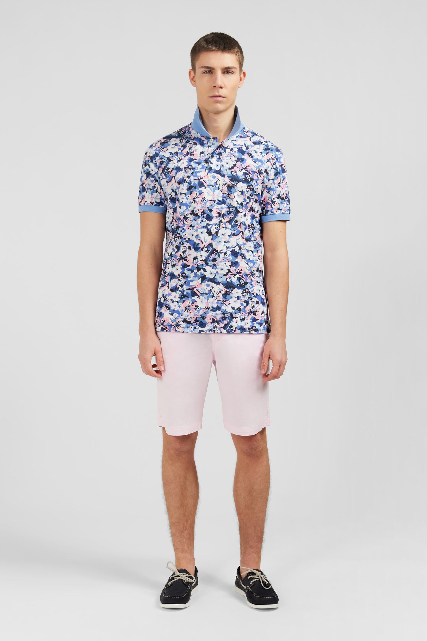 Polo bleu clair imprimé fleurs à manches courtes