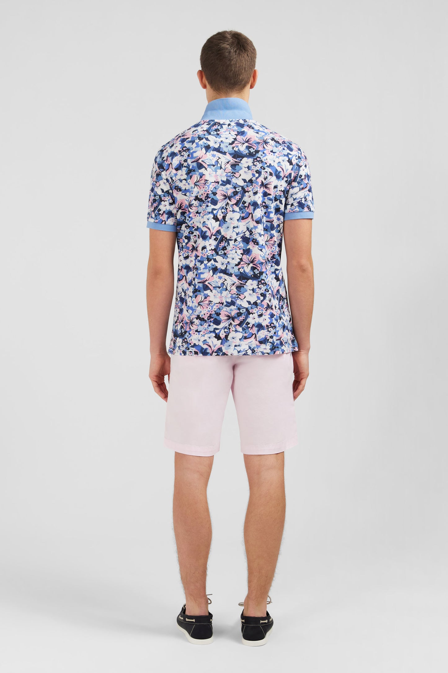 Polo bleu clair imprimé fleurs à manches courtes