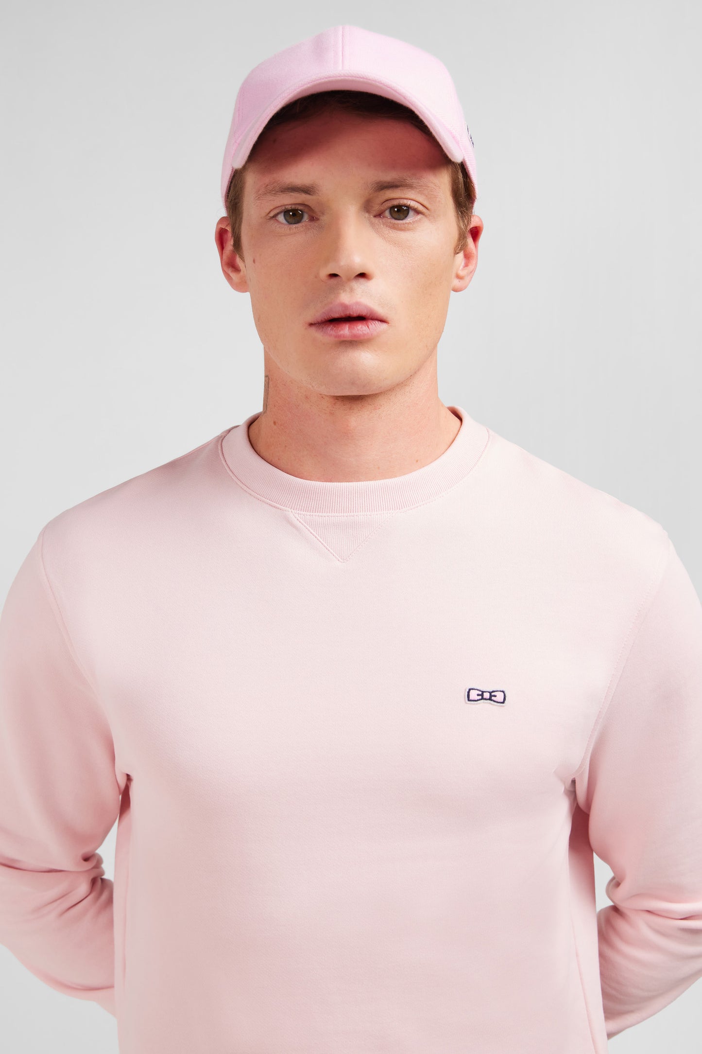Pink fleece round-neck sweatshirt with bow tie embroidery