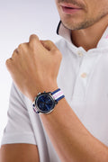 Montre à quartz chronographe fond bleu bracelet NATO rayé tricolore