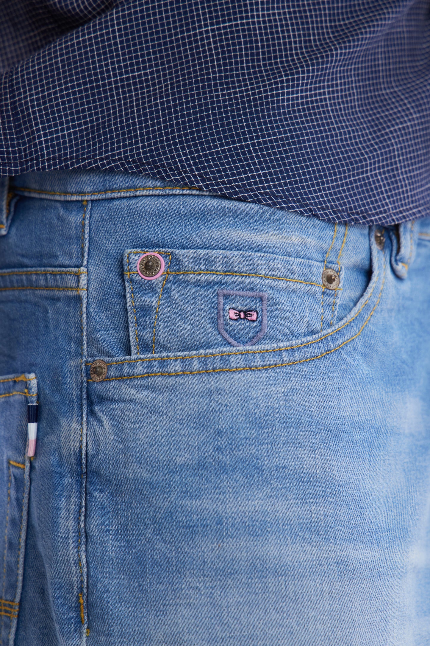 Jean 5 poches en denim stretch medium wash coupe droite