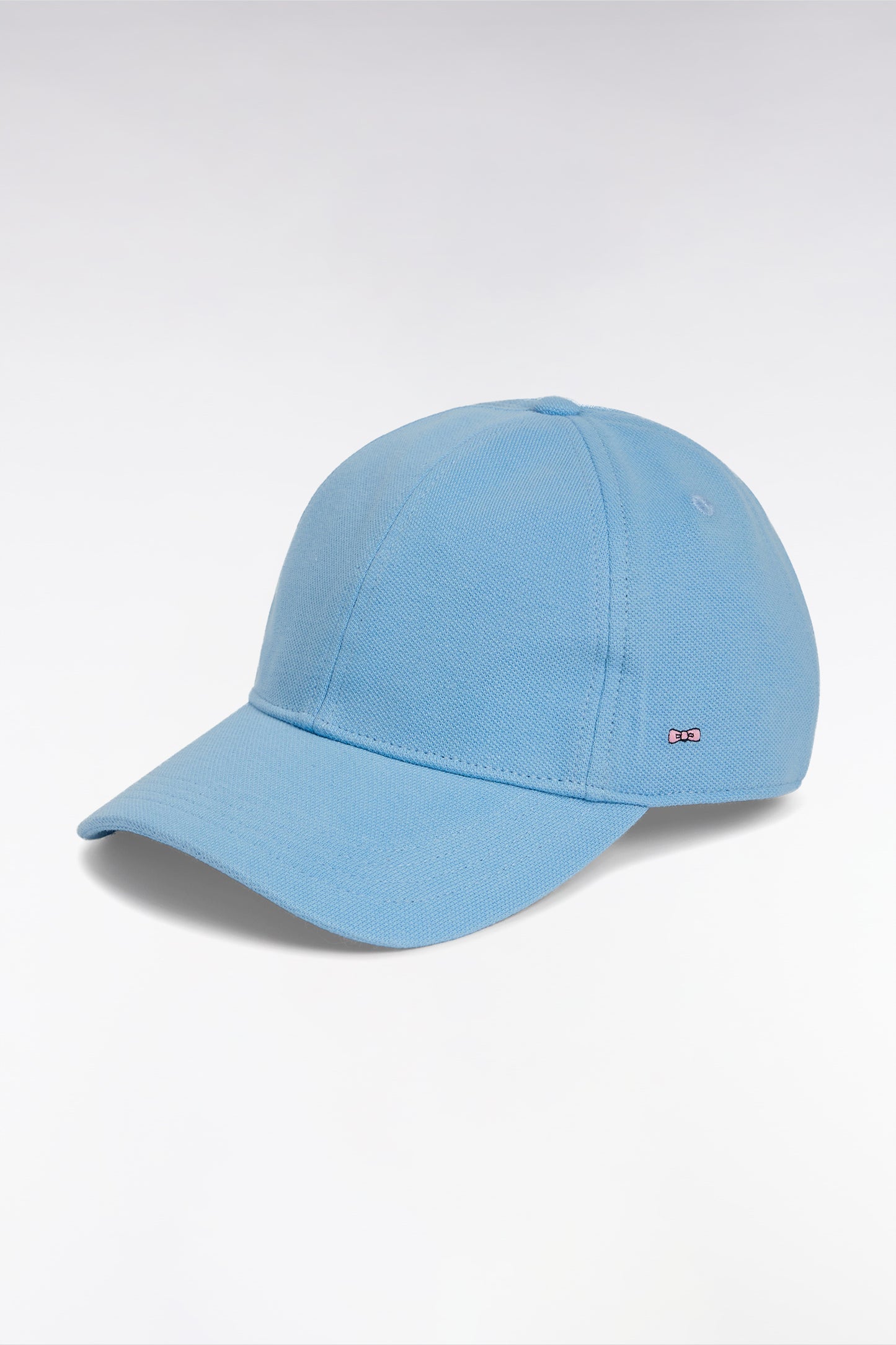 Casquette unie en piqué coton ciel broderie nœud papillon