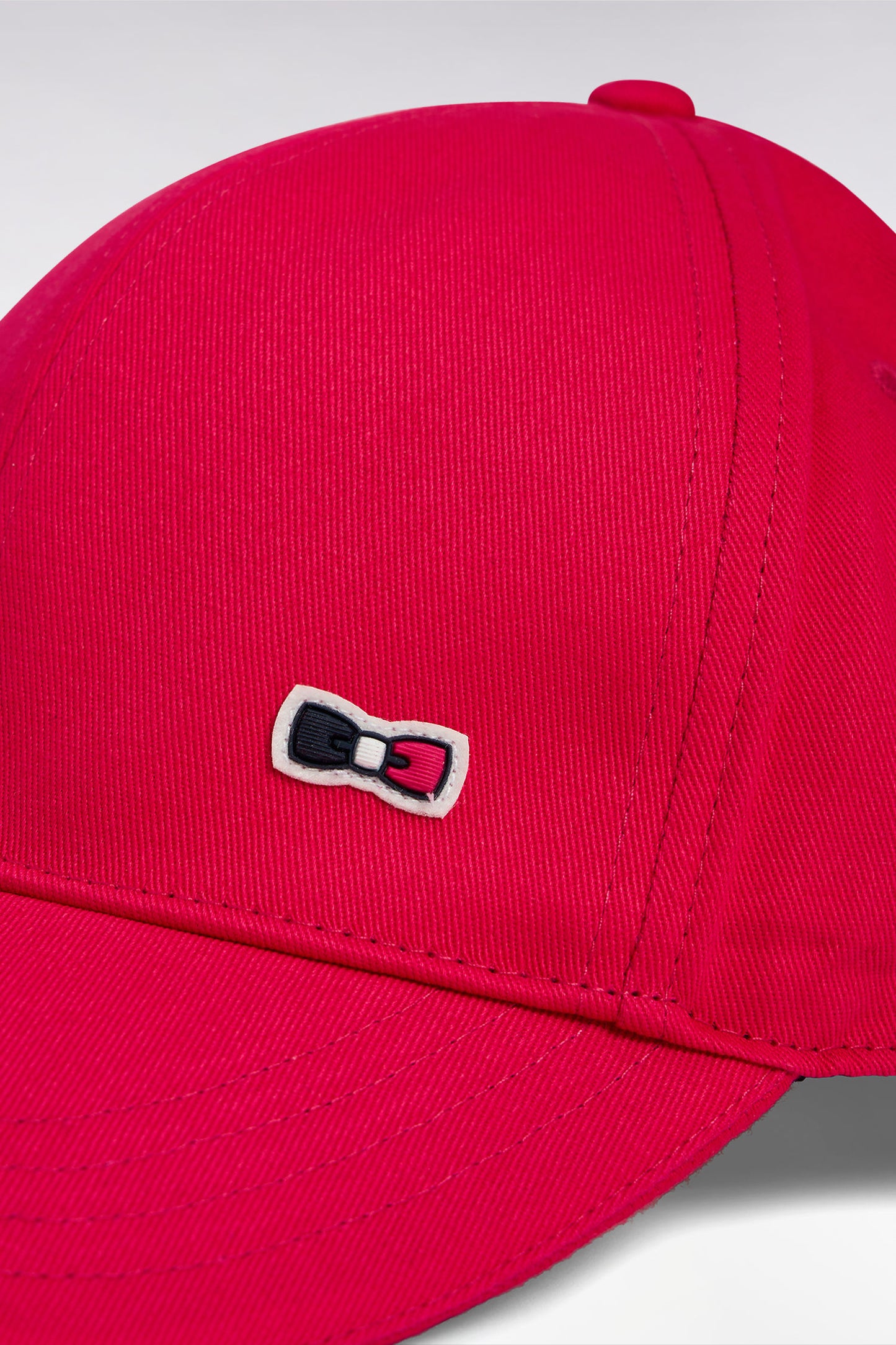 Casquette en twill de coton fuchsia visière passepoilée