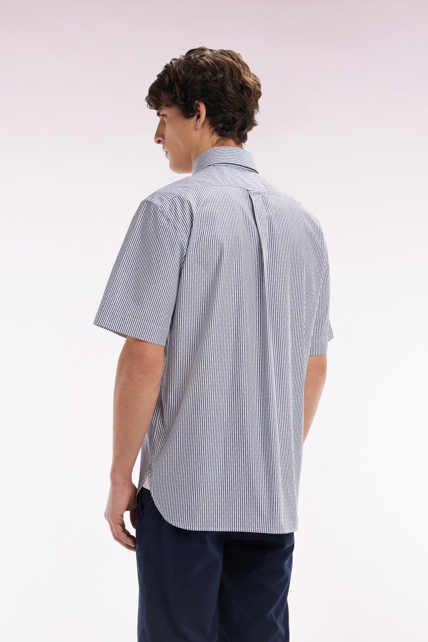 Chemise à manches courtes en coton tissage jacquard rayé bleu foncé coupe droite