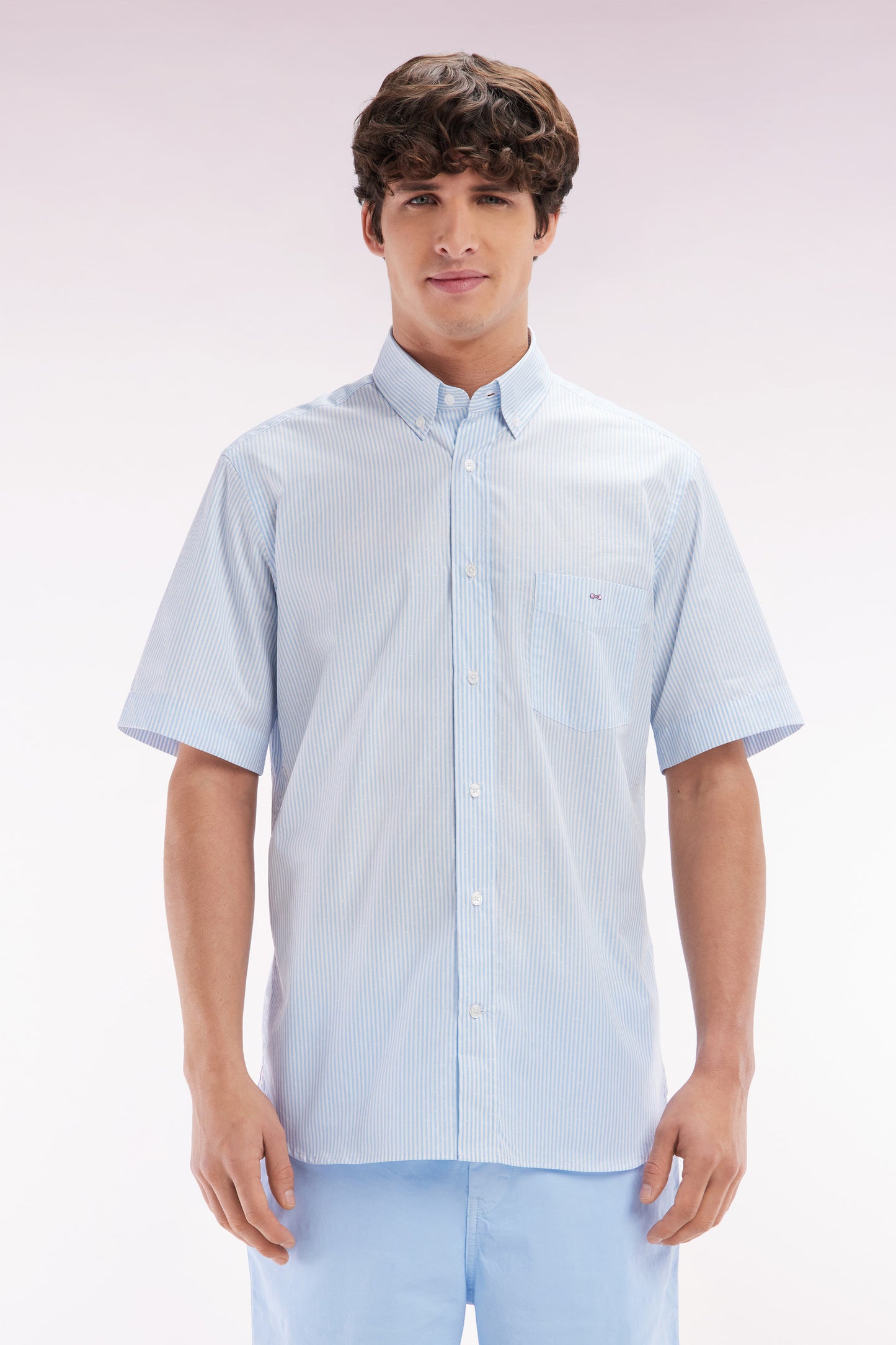 Chemise à manches courtes en coton tissage jacquard rayé ciel coupe droite