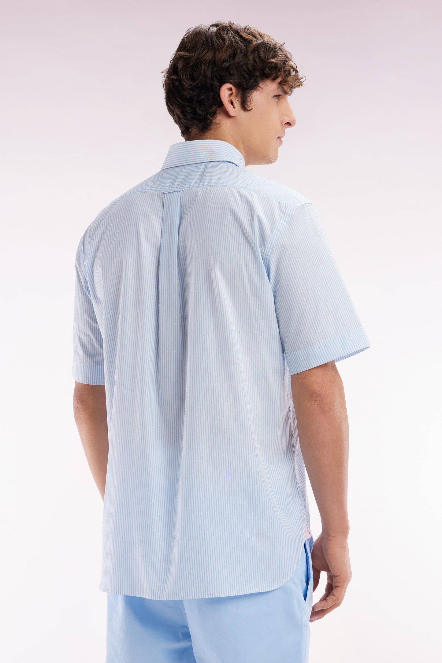 Chemise à manches courtes en coton tissage jacquard rayé ciel coupe droite