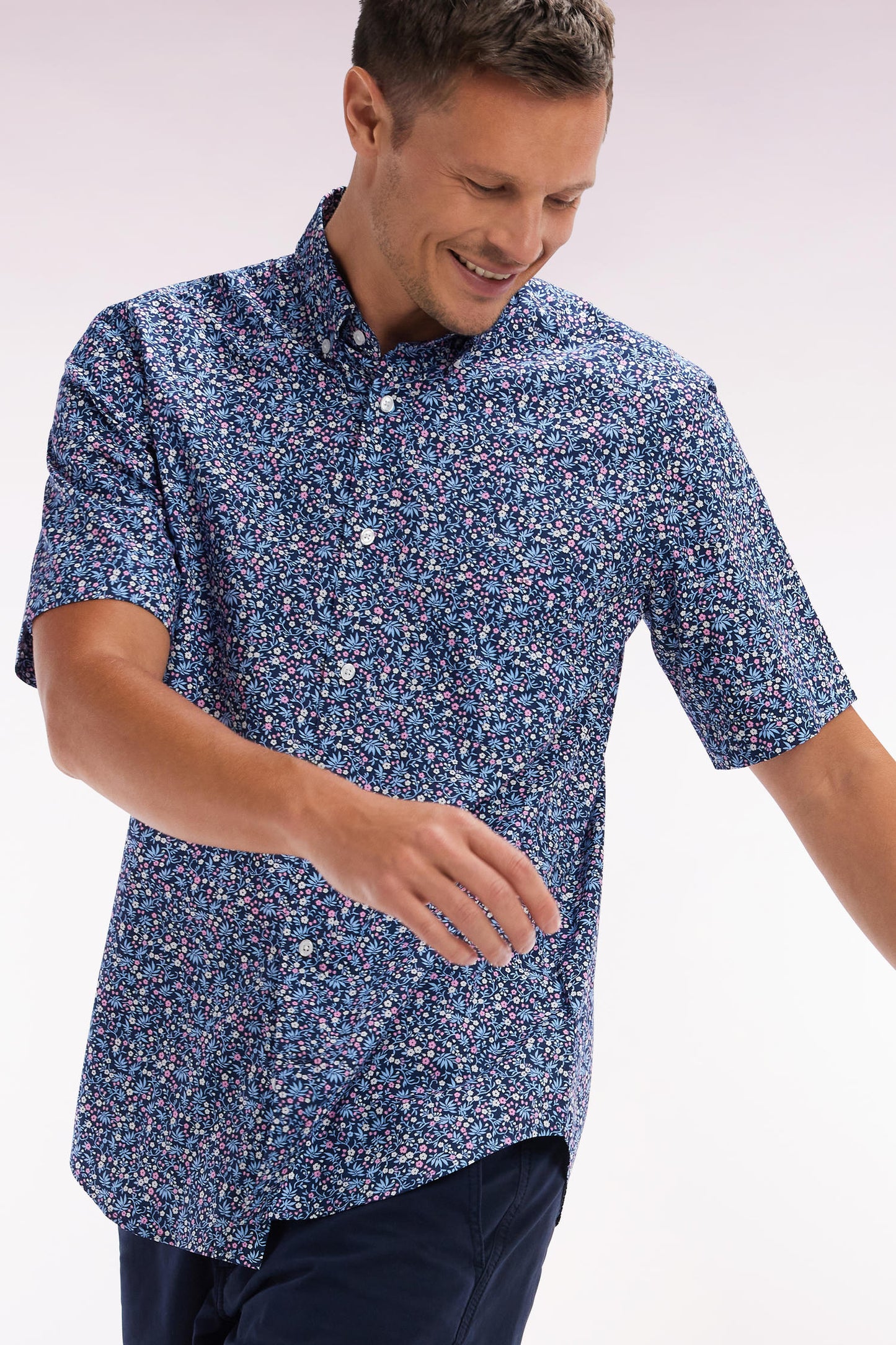 Chemise à manches courtes en coton marine microimprimé fleurs coupe droite