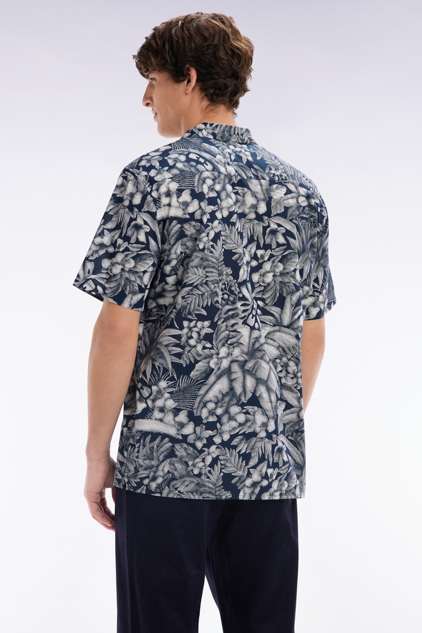 Chemise à manches courtes en coton marine imprimé jungle coupe ajustée