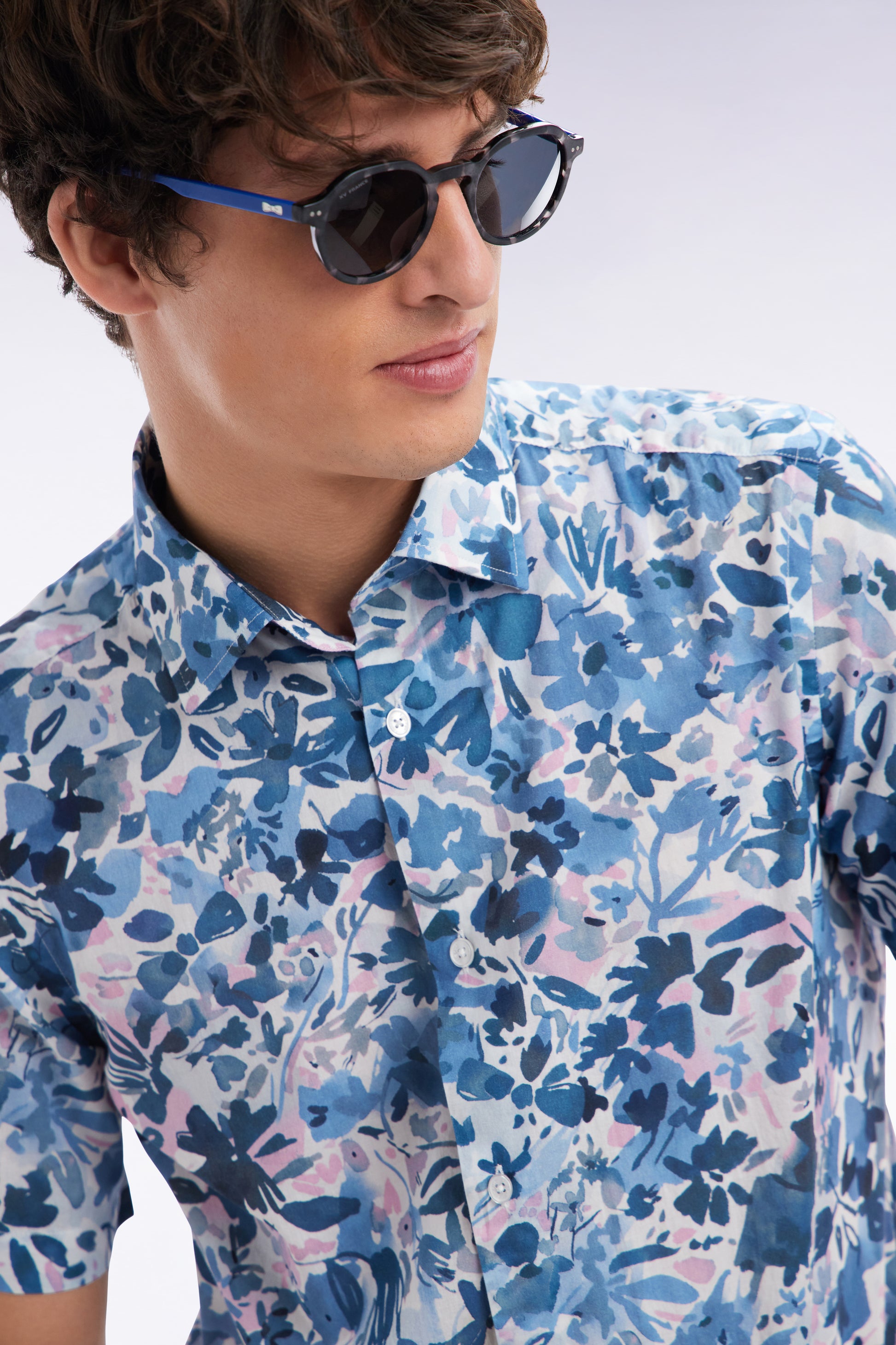 Chemise à manches courtes en coton imprimé floral marine coupe ajustée