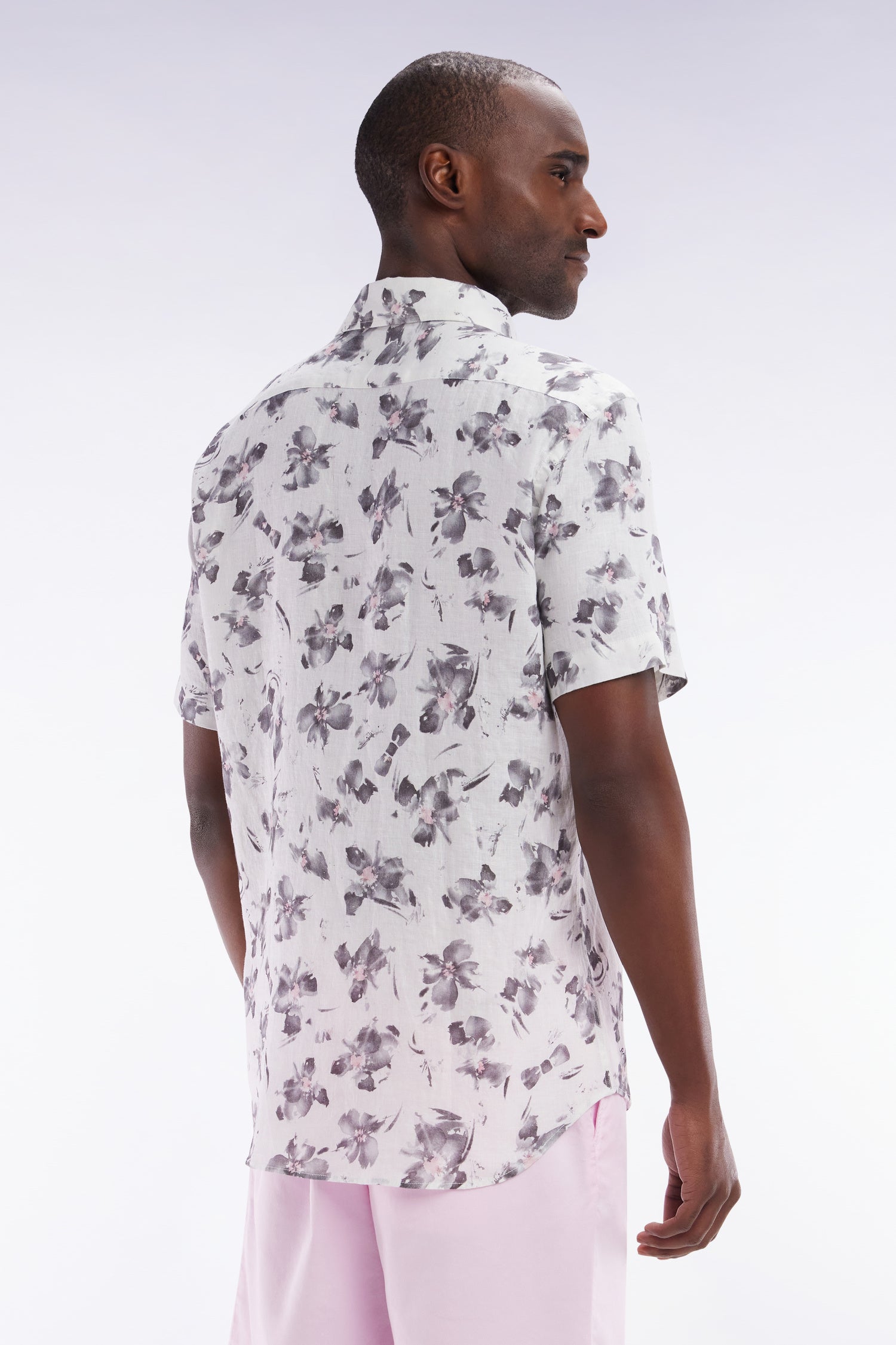 Chemise à manches courtes en lin écru à imprimé floral gris coupe ajustée