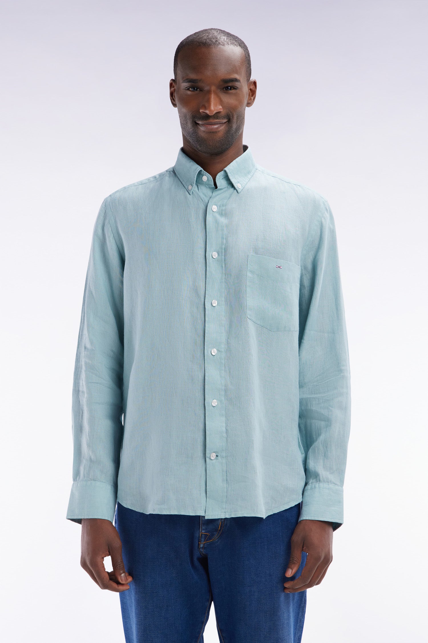 Chemise en lin vert d'eau unie coupe droite