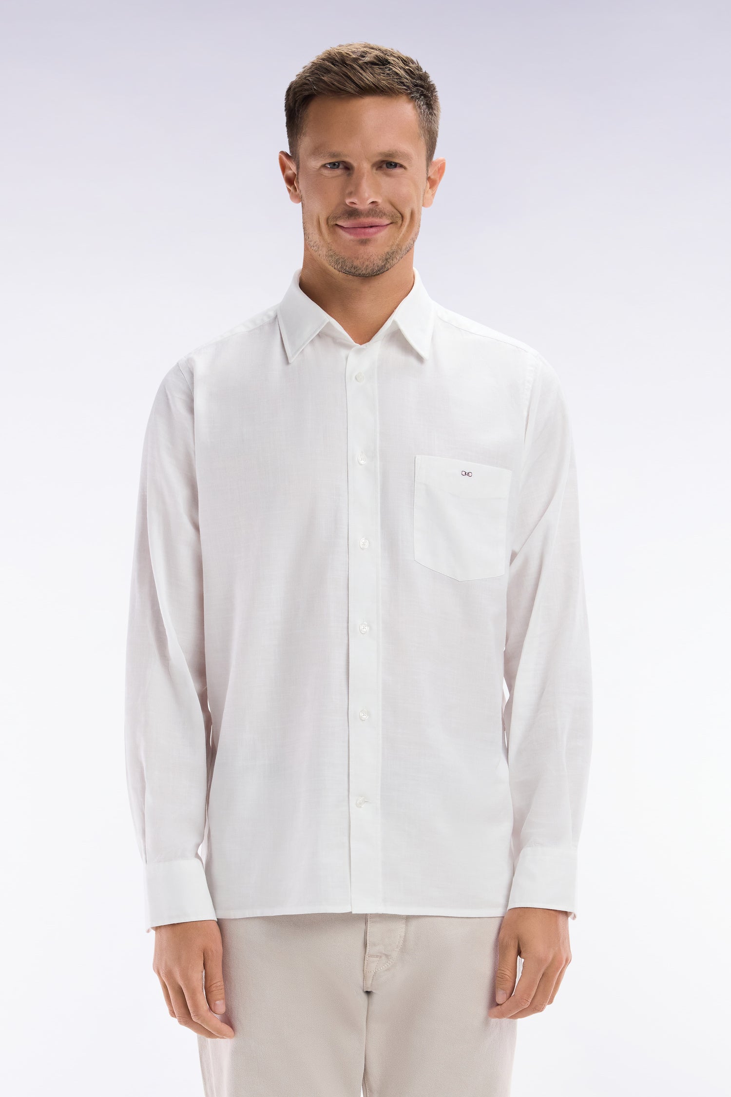 Chemise unie à poche plaquée en coton blanc