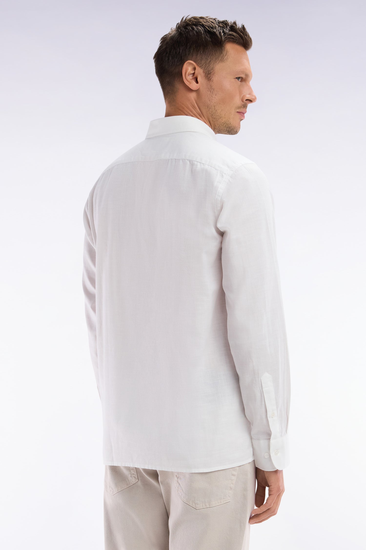 Chemise unie à poche plaquée en coton blanc