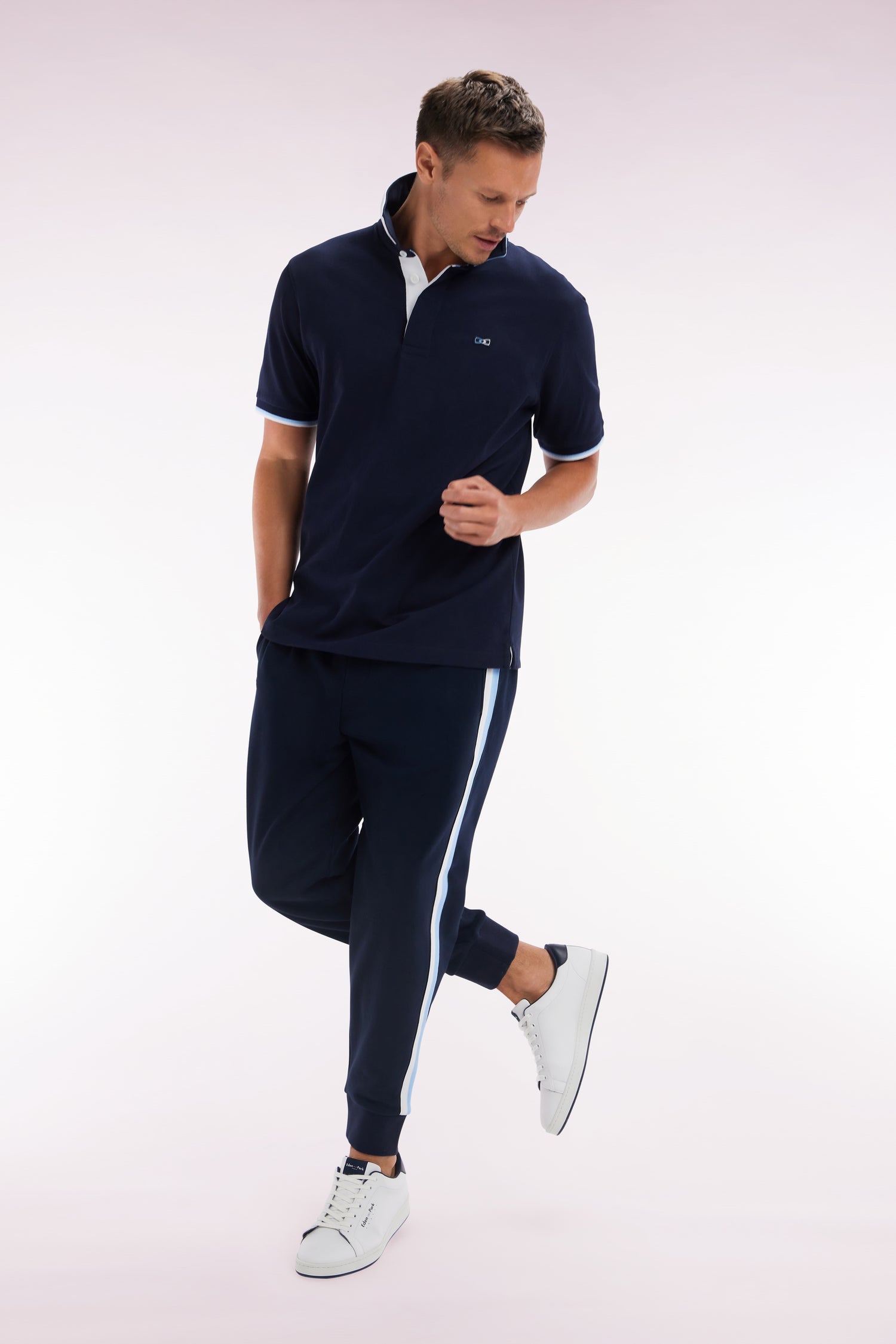 Pantalon jogging en coton marine à détails tricolores coupe décontractée