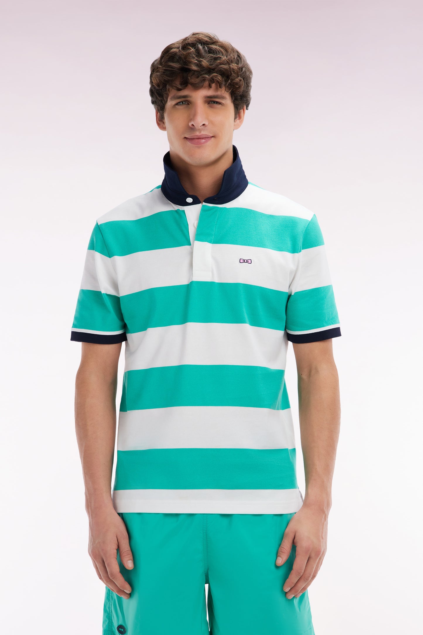 Maillot à manches courtes en coton Pima cerclé vert et blanc coupe droite