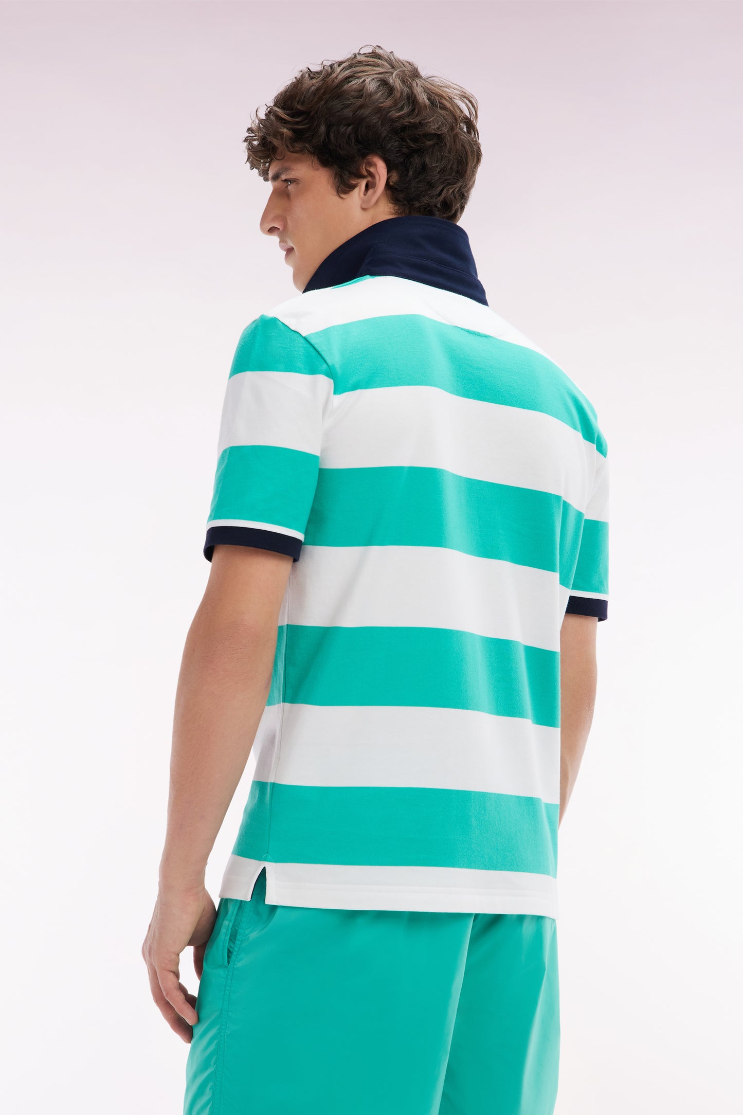 Maillot à manches courtes en coton Pima cerclé vert et blanc coupe droite