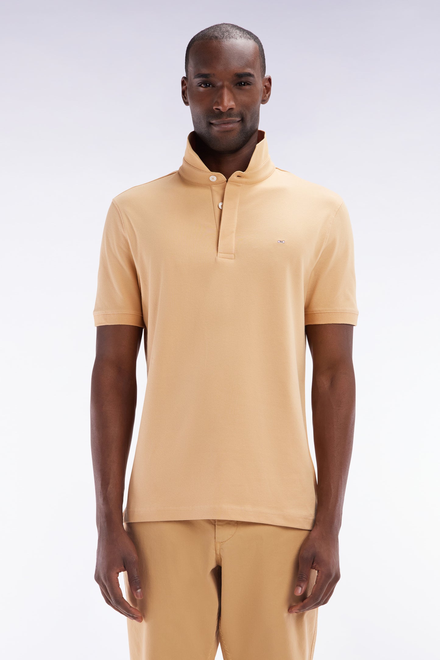 Polo à manches courtes en piqué coton stretch camel coupe ajustée