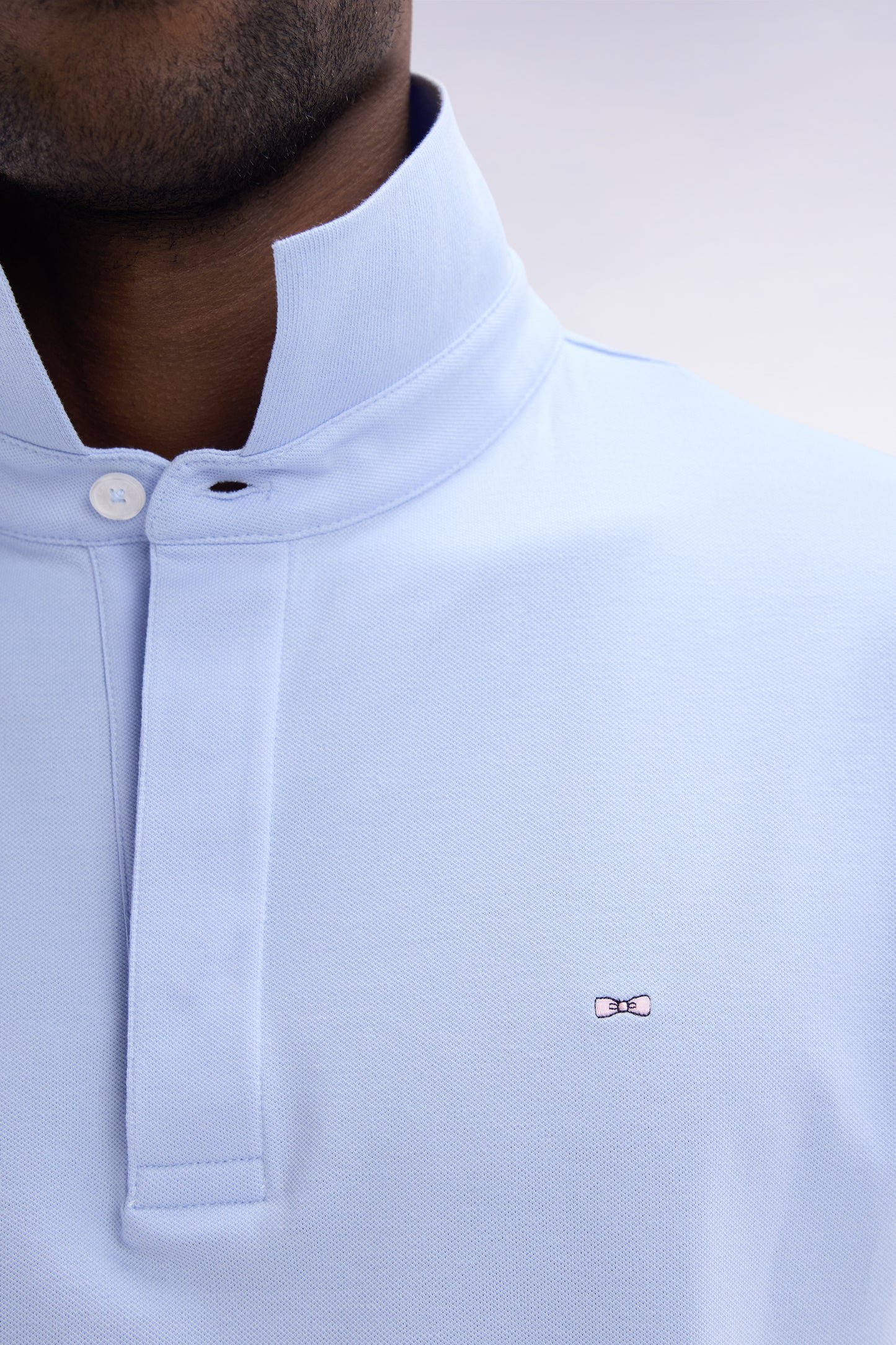 Polo à manches courtes en piqué coton stretch bleu clair coupe ajustée