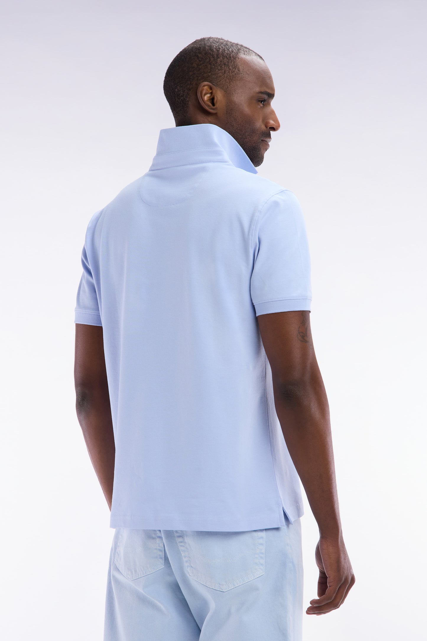 Polo à manches courtes en piqué coton stretch bleu clair coupe ajustée
