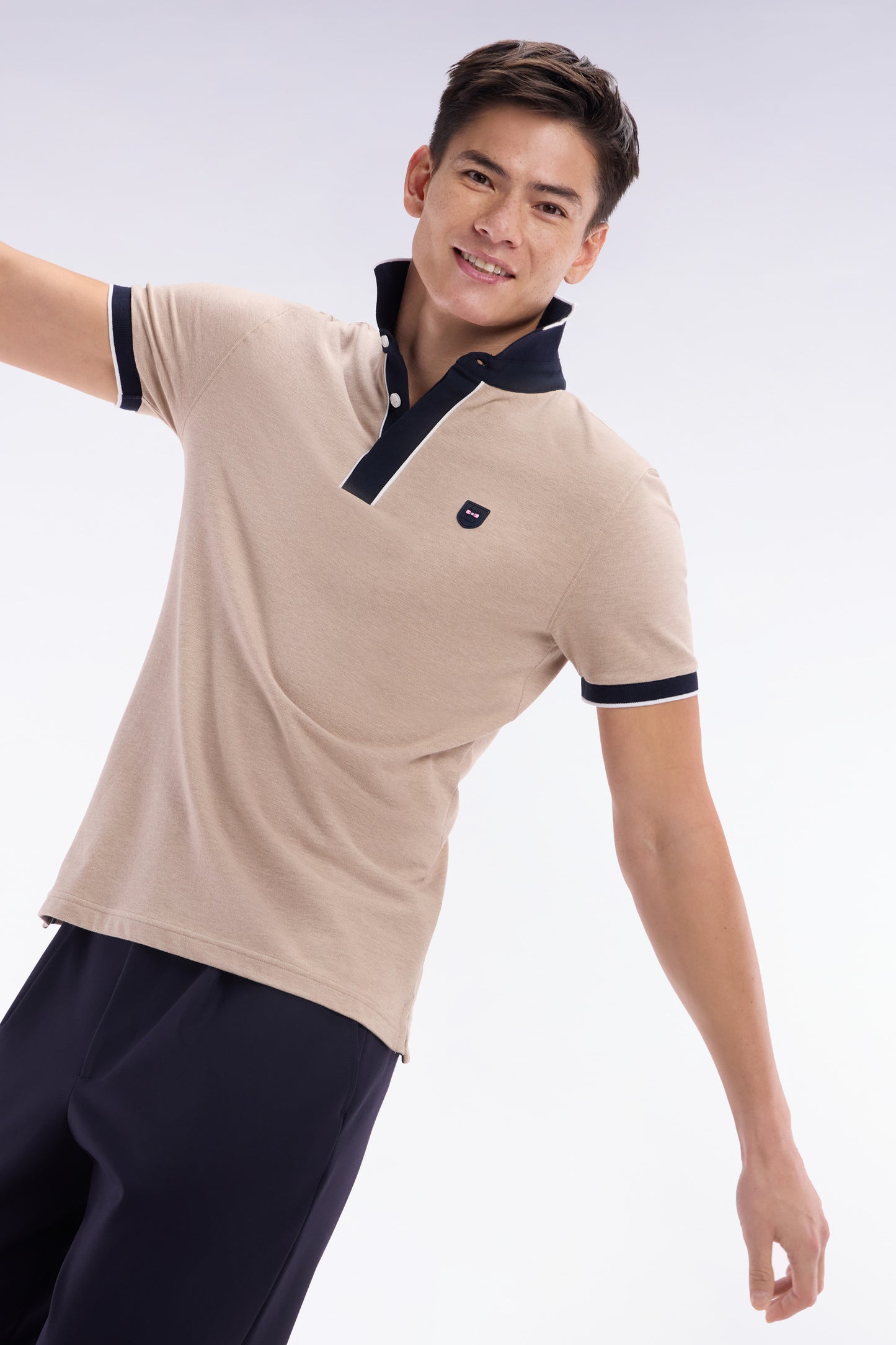 Polo uni à manches courtes en coton stretch beige passepoil contrasté coupe ajustée