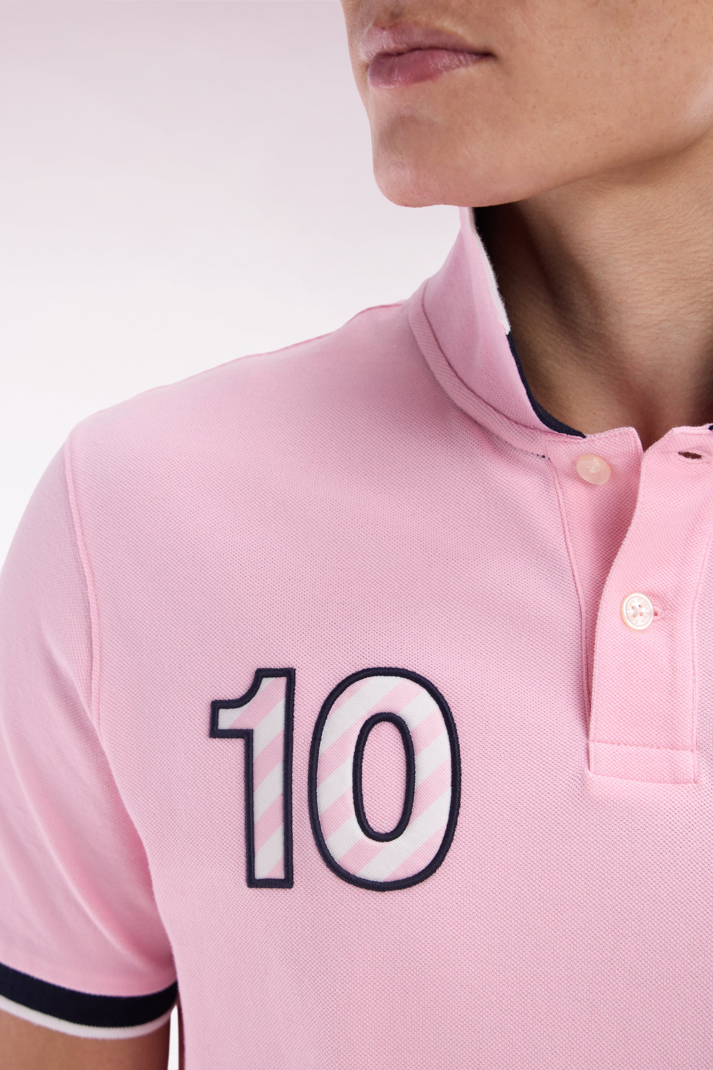 Polo à manches courtes en coton rose broderie 10 coupe décontractée