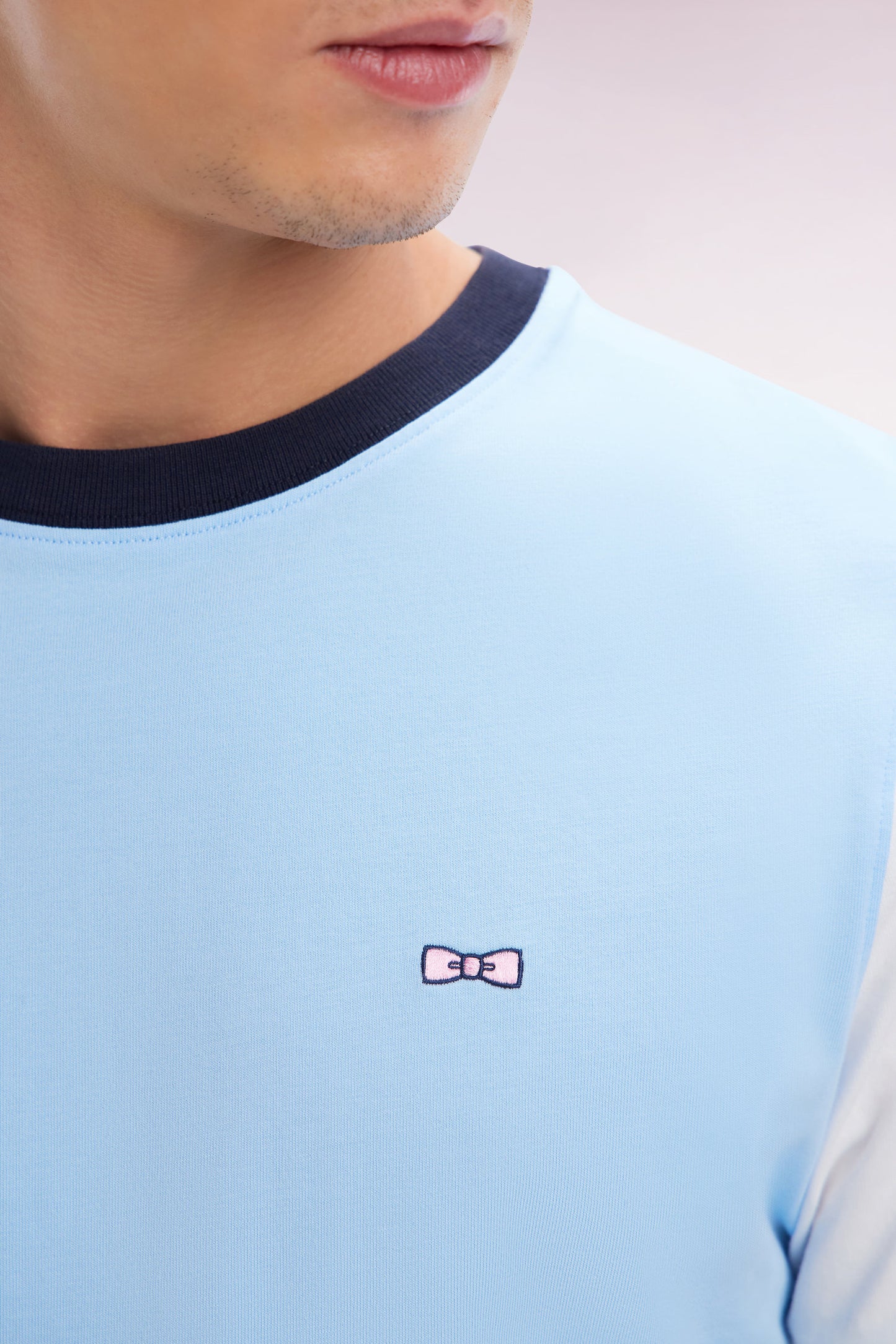 Straight-fit colorblock T-shirt in sky blue cotton with 10 embroidery