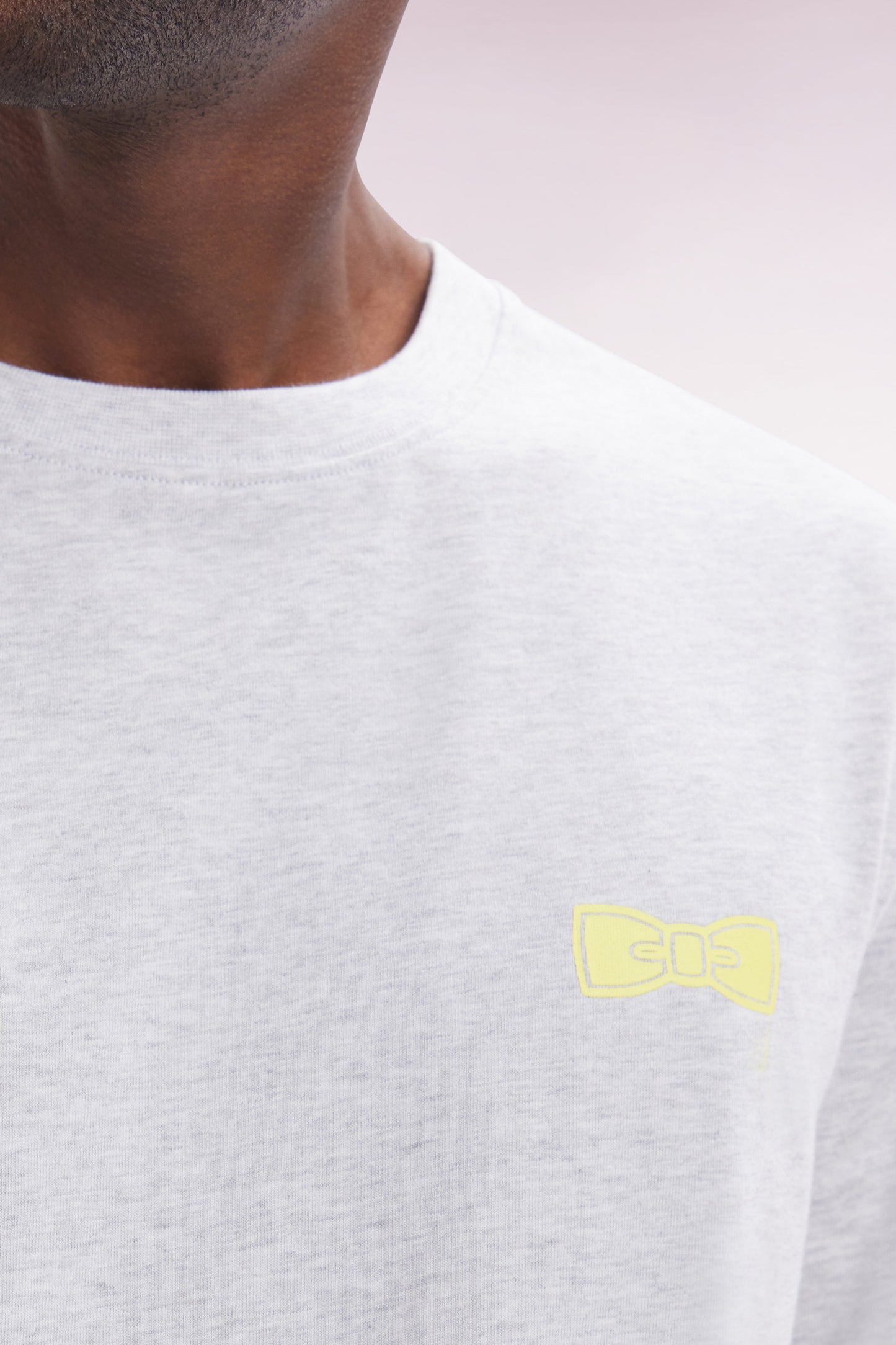 T-shirt 10 en coton gris et jaune coupe décontractée