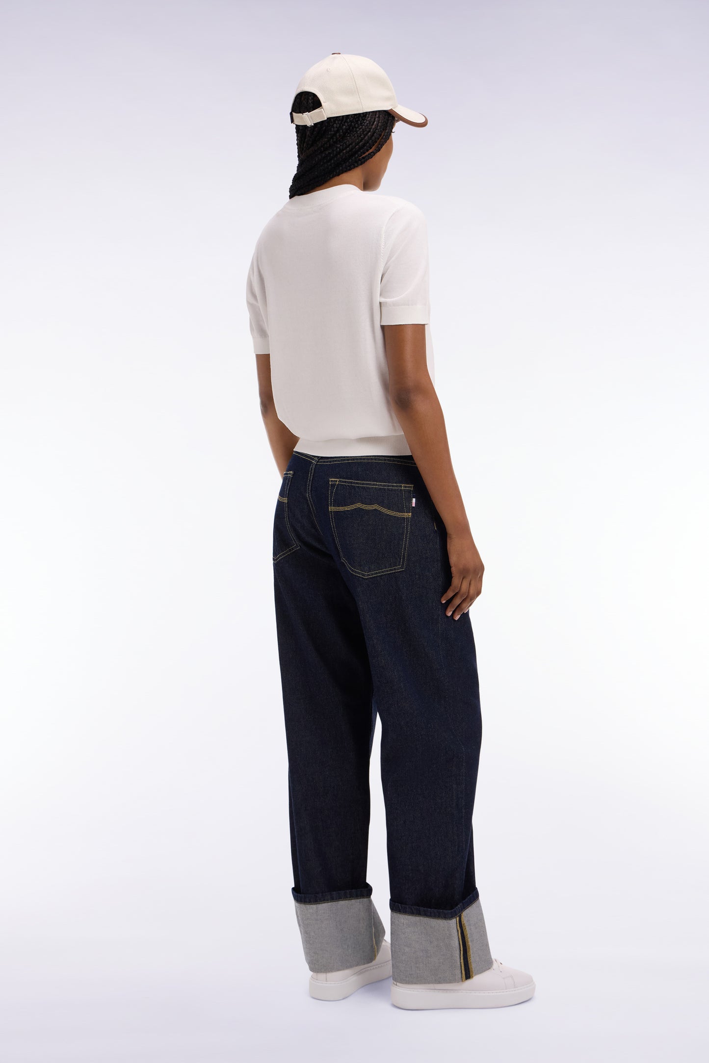 Jean en denim brut coupe droite large à revers cousu