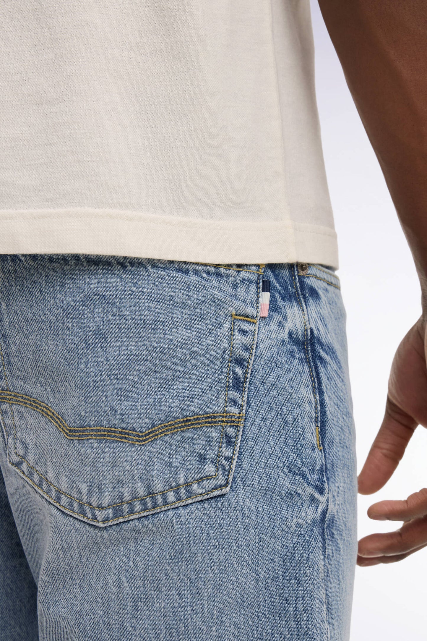 Jean en denim stretch bleu foncé stone bleach coupe regular