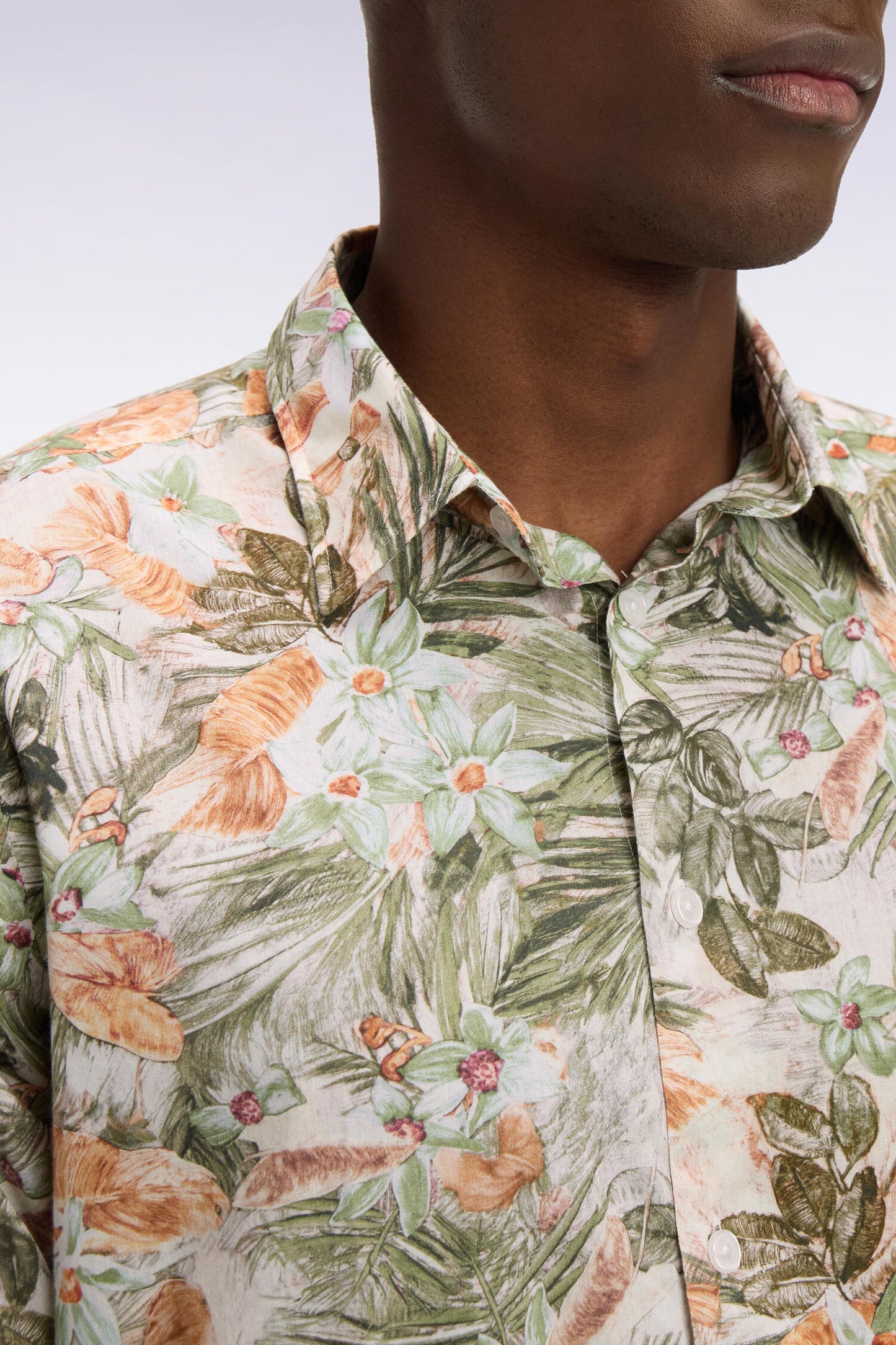 Chemise en popeline de coton beige imprimé végétal coupe regular