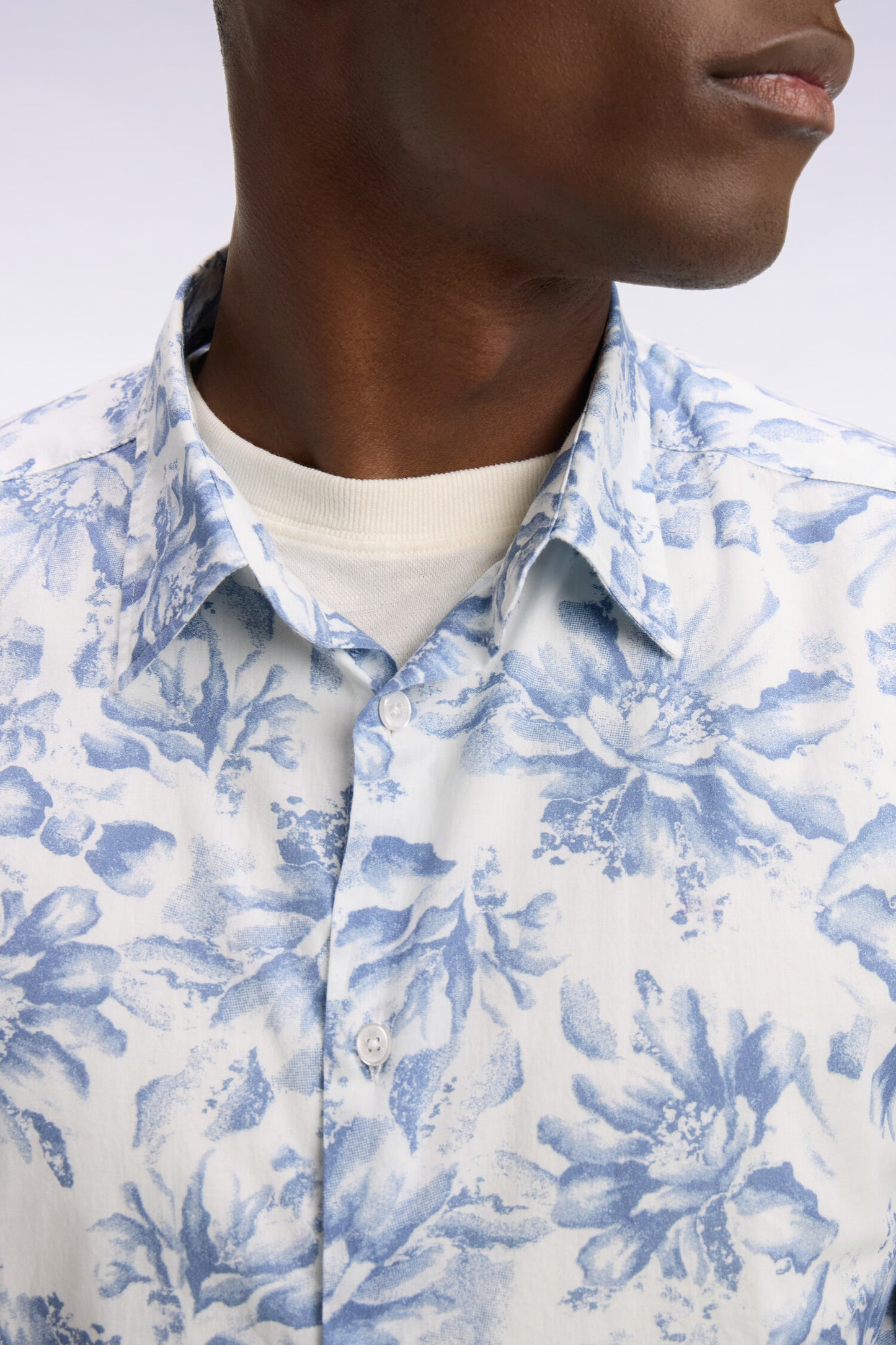 Chemise en popeline de coton italienne bleu ciel imprimé floral coupe regular