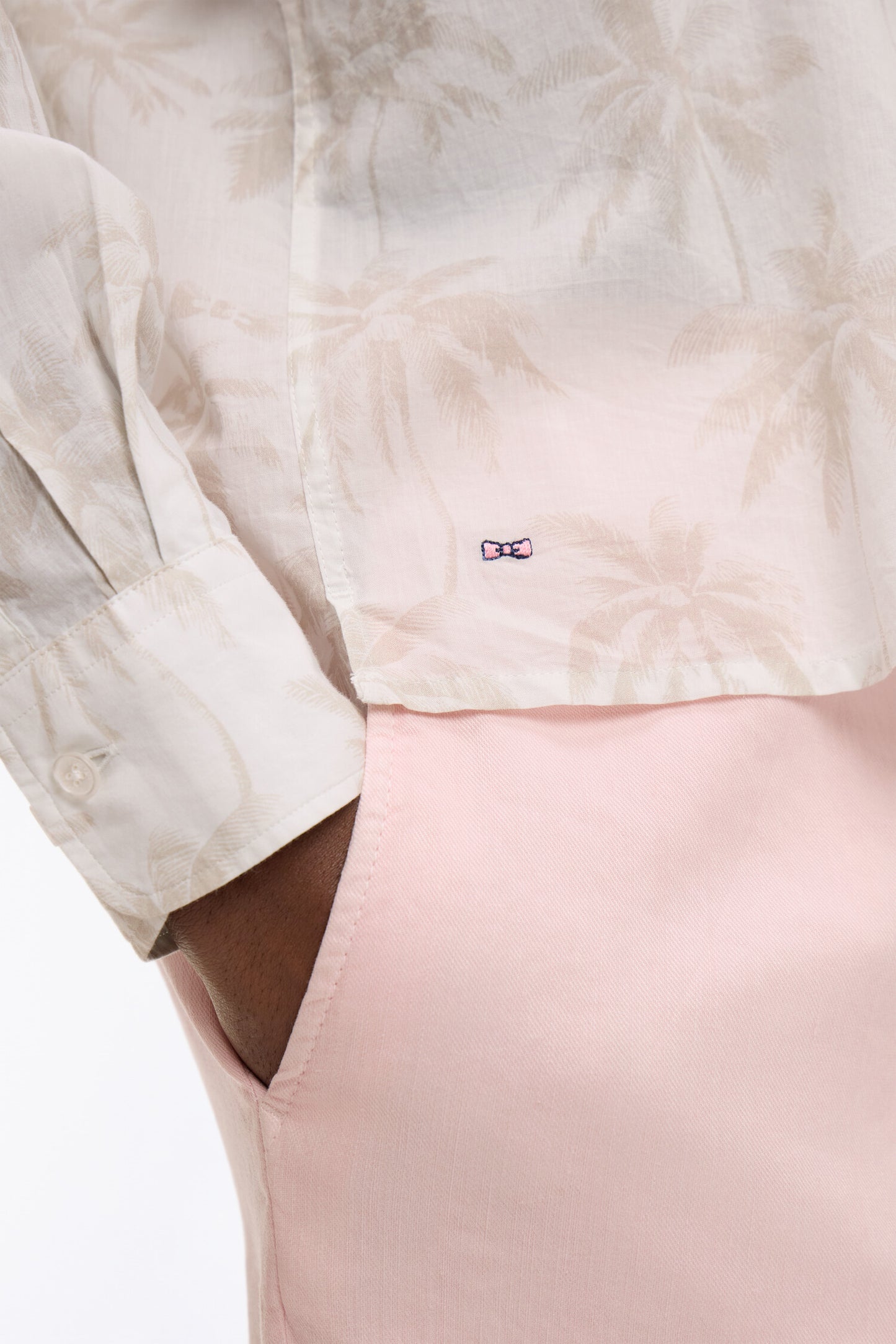 Chemise en coton blanche imprimé palmier beige coupe regular