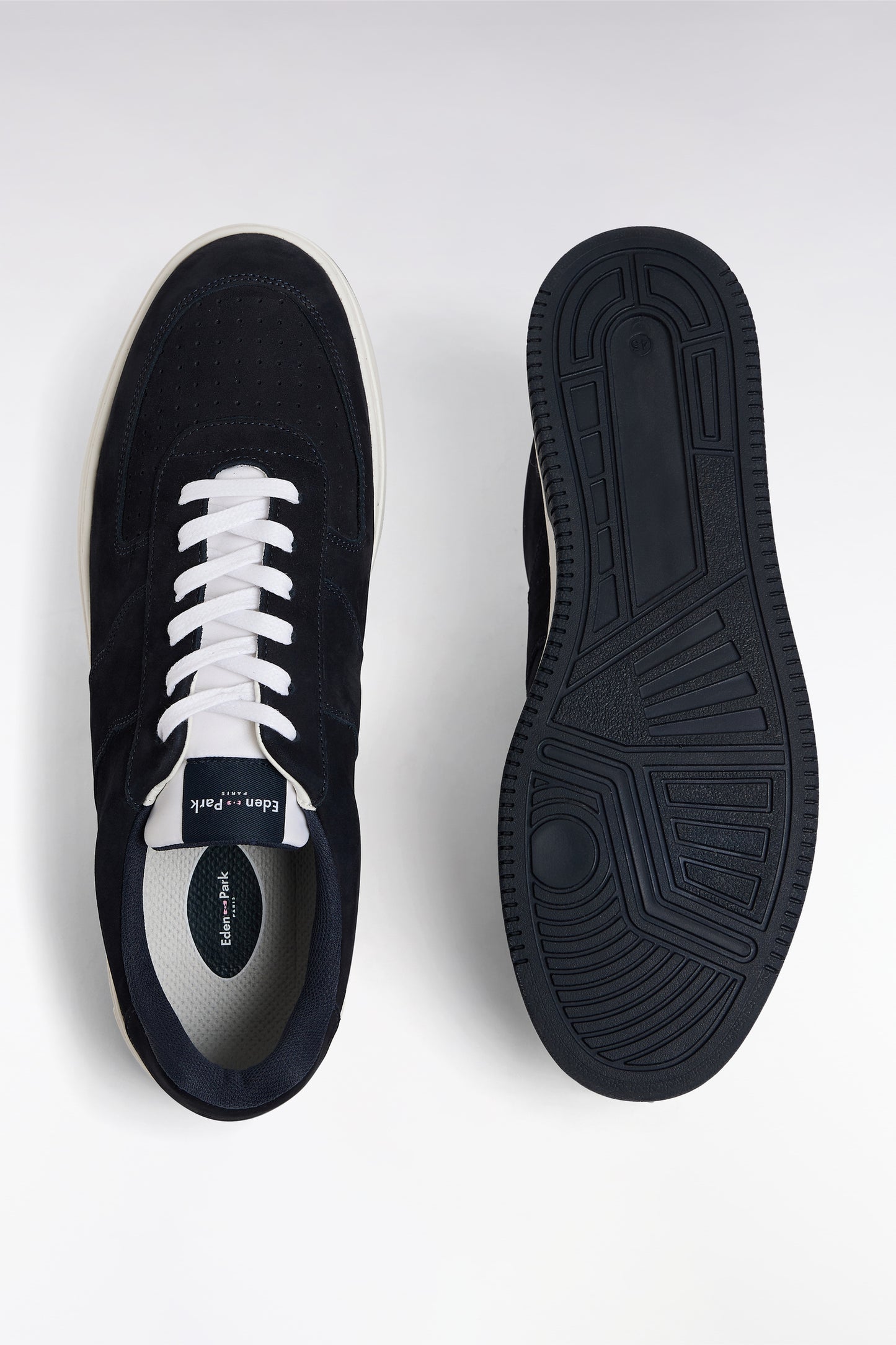 sneakers en cuir marine à semelles blanches