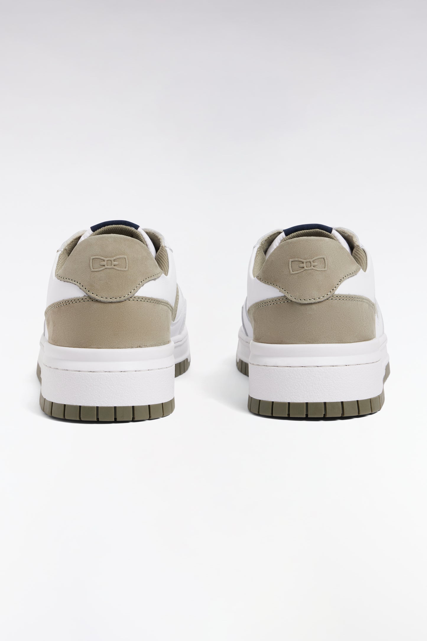 Sneakers bicolores en cuir lisse blanc et cuir suédé kaki