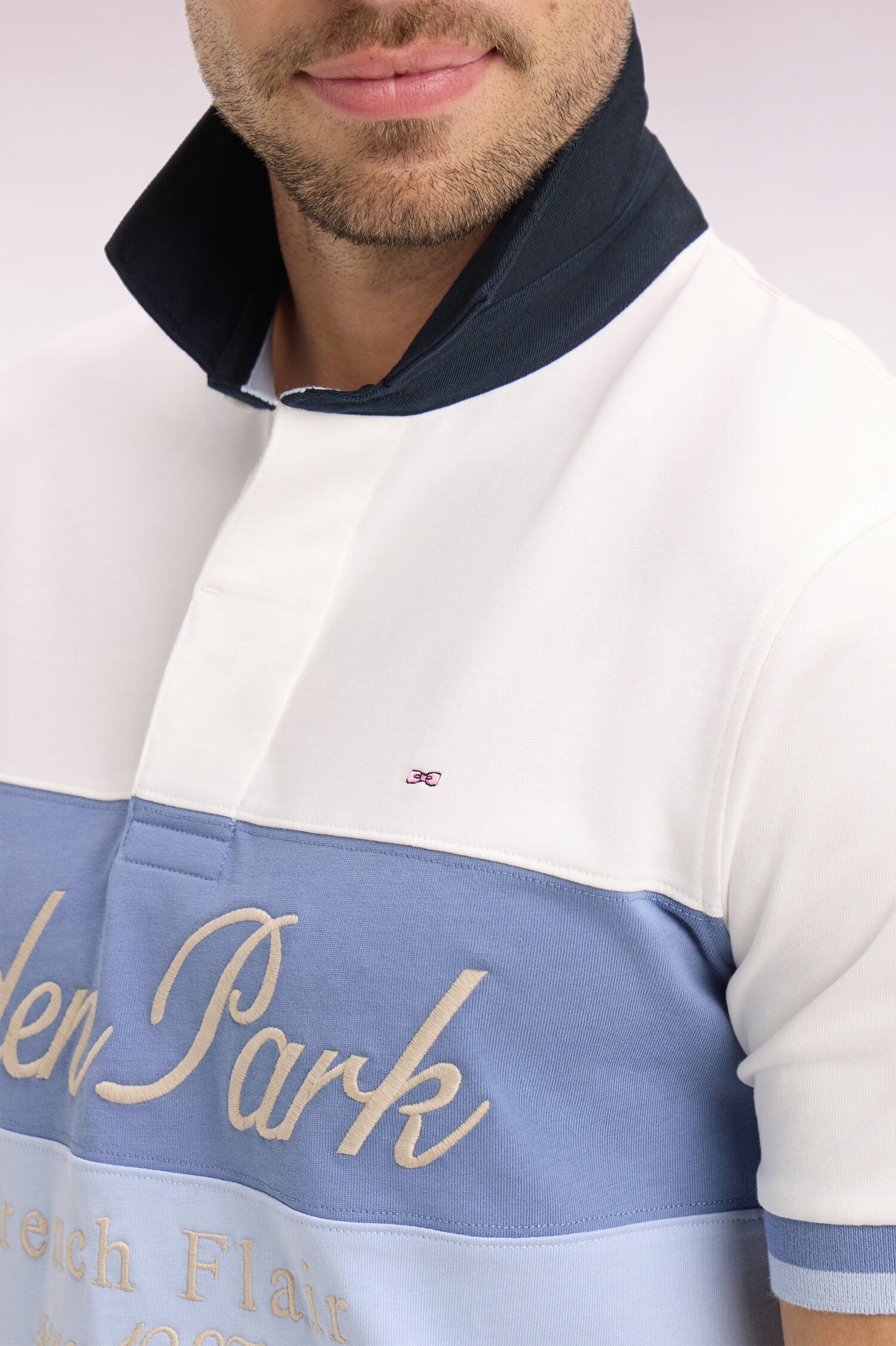 Maillot à manches courtes écru à découpes pastel et broderie coupe regular