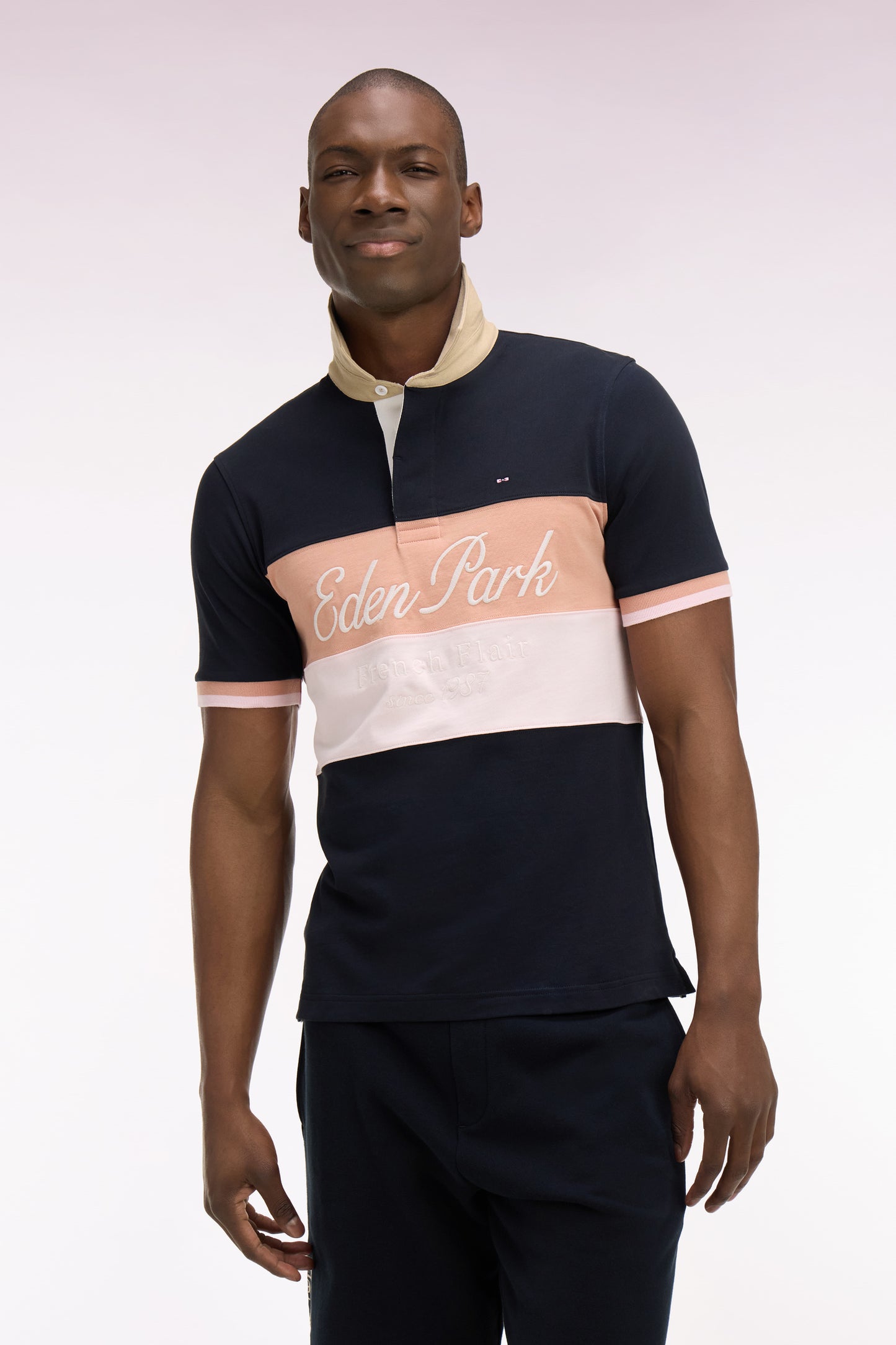 Maillot à manches courtes marine à découpes pastel et broderie coupe regular