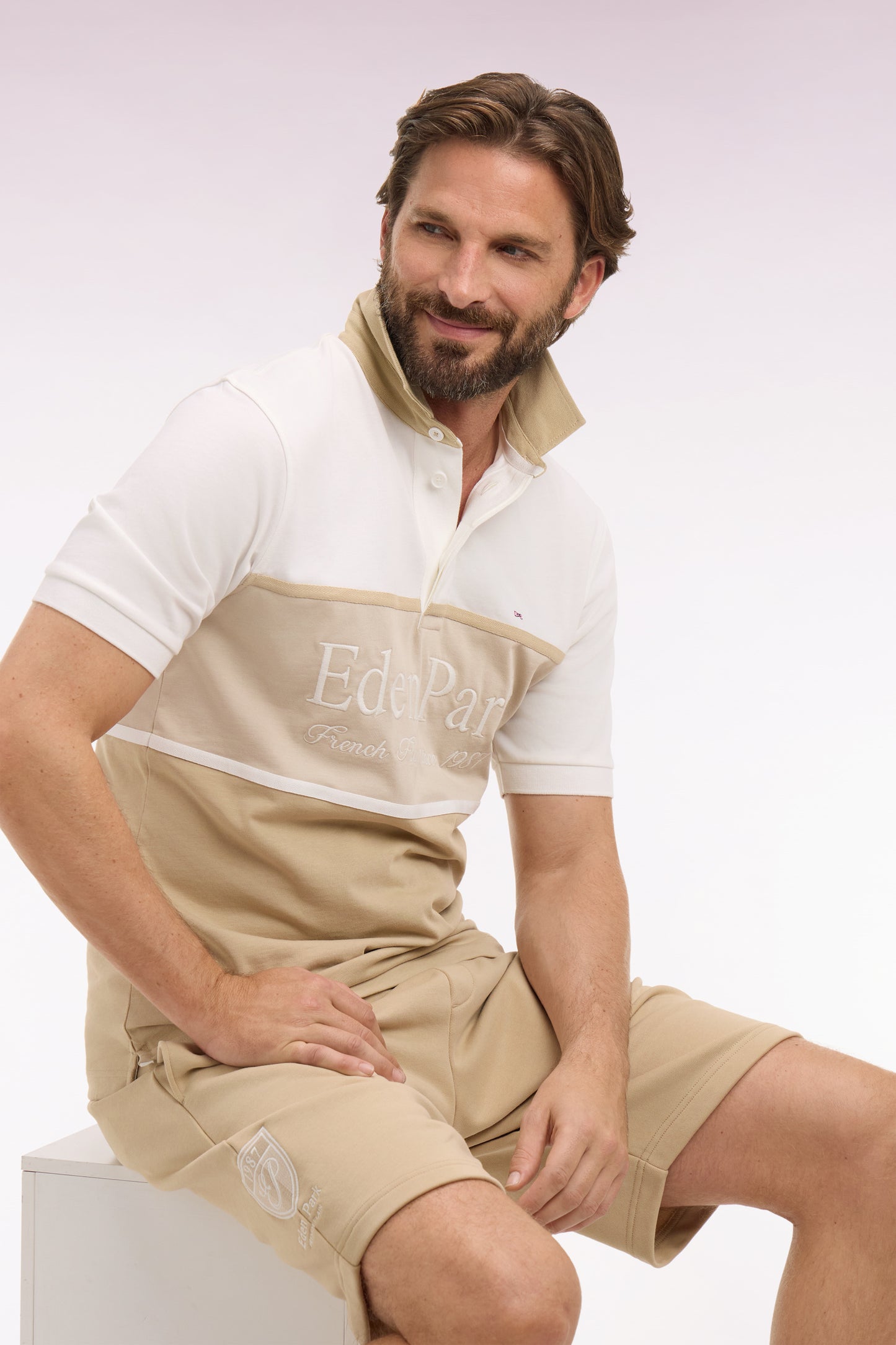 Maillot à manches courtes beige à découpes et broderie coupe regular