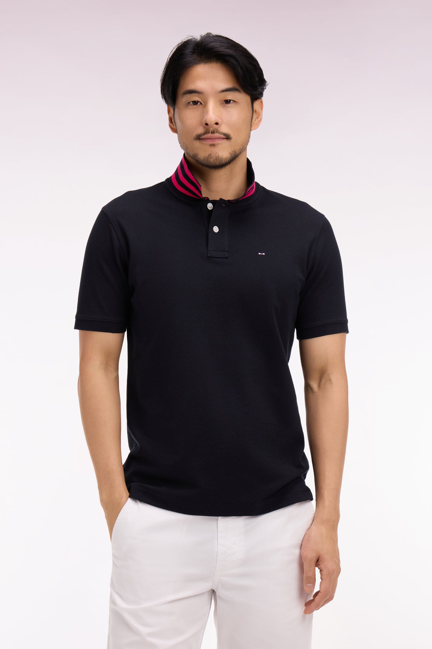 Polo manches courtes en piqué coton noir dessous de col rayé coupe slim