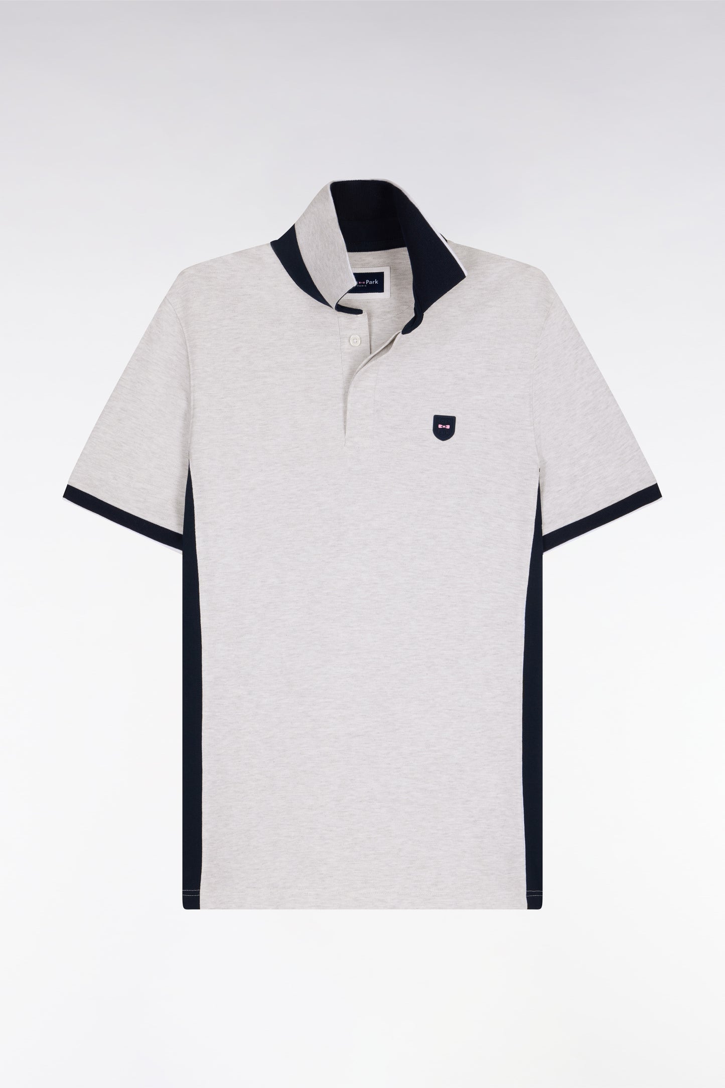 Polo manches courtes en coton gris clair et découpes marine coupe slim