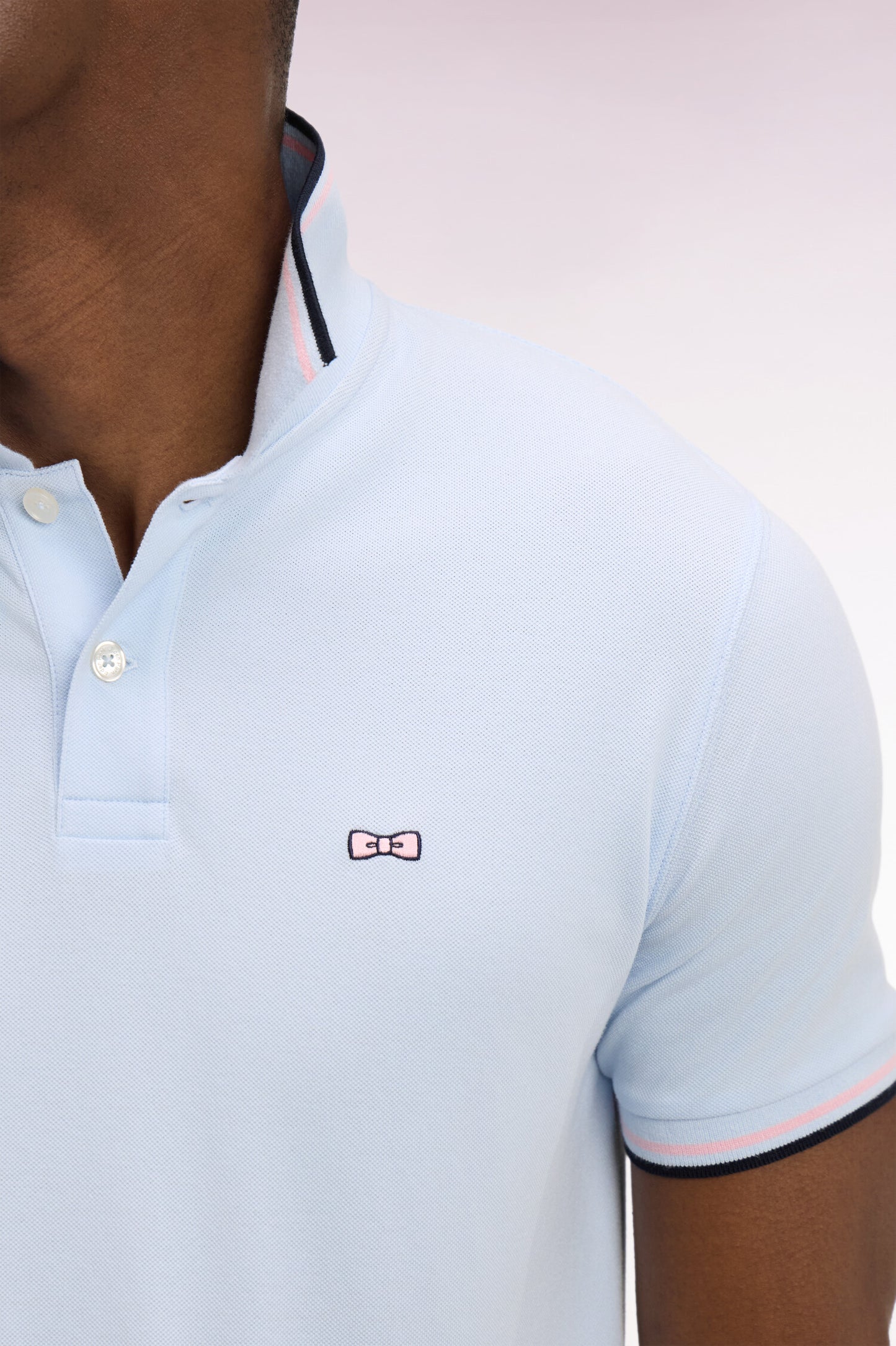 Short-sleeved polo shirt in sky cotton with striped details, regular fit