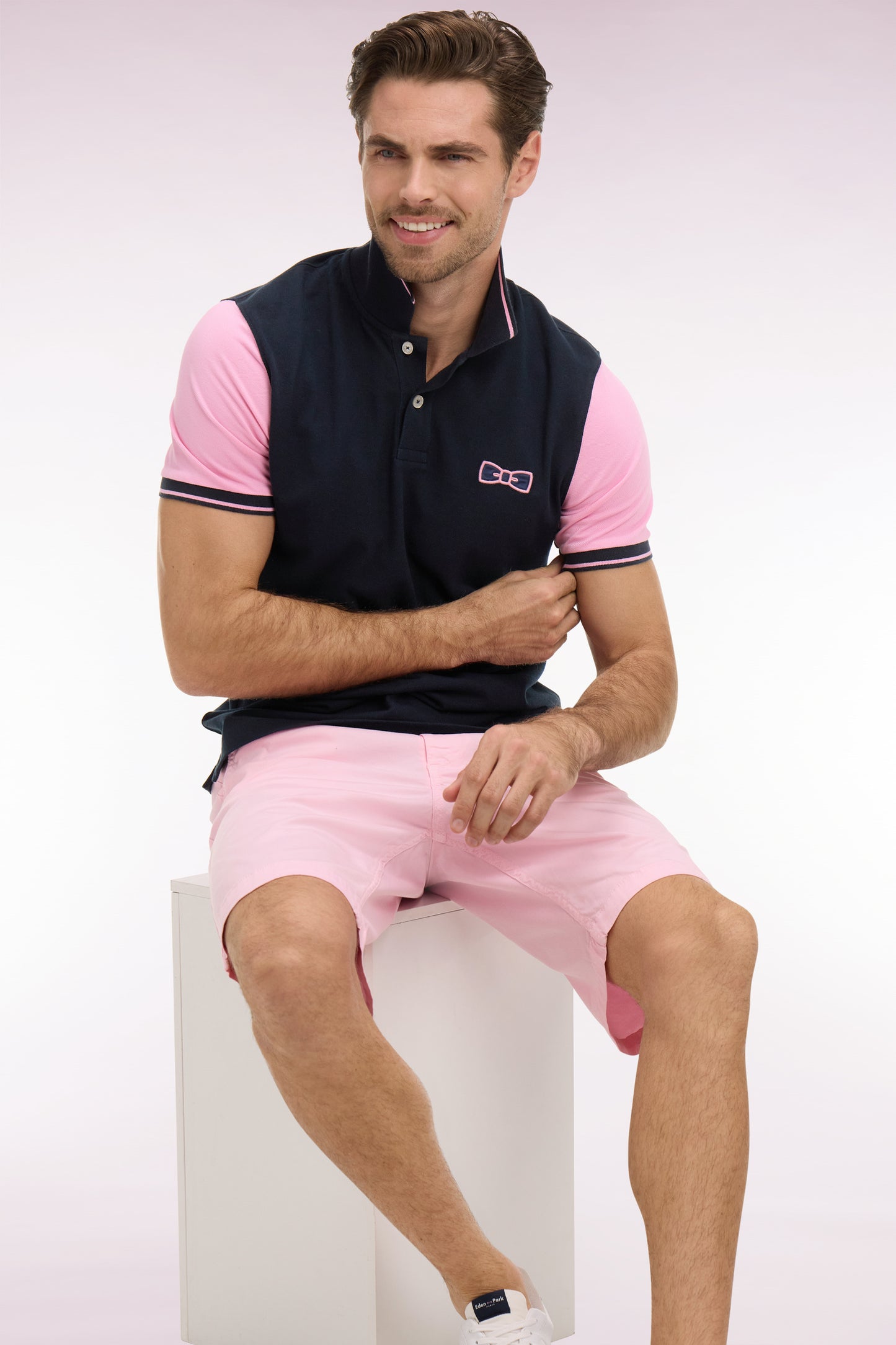 Polo à manches courtes en coton marine à broderie patchée coupe regular