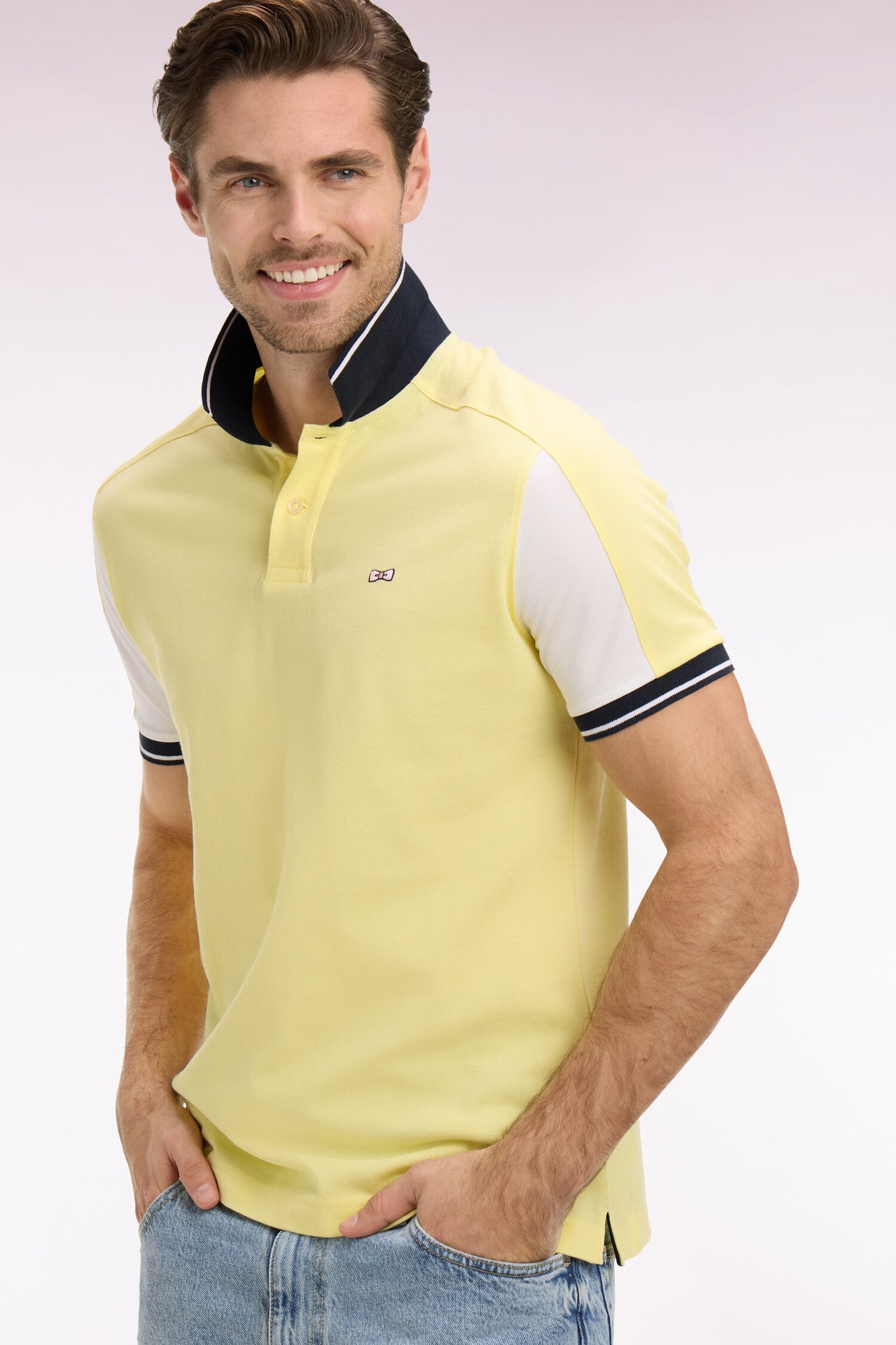 Polo à manches courtes en coton jaune clair brodé coupe regular