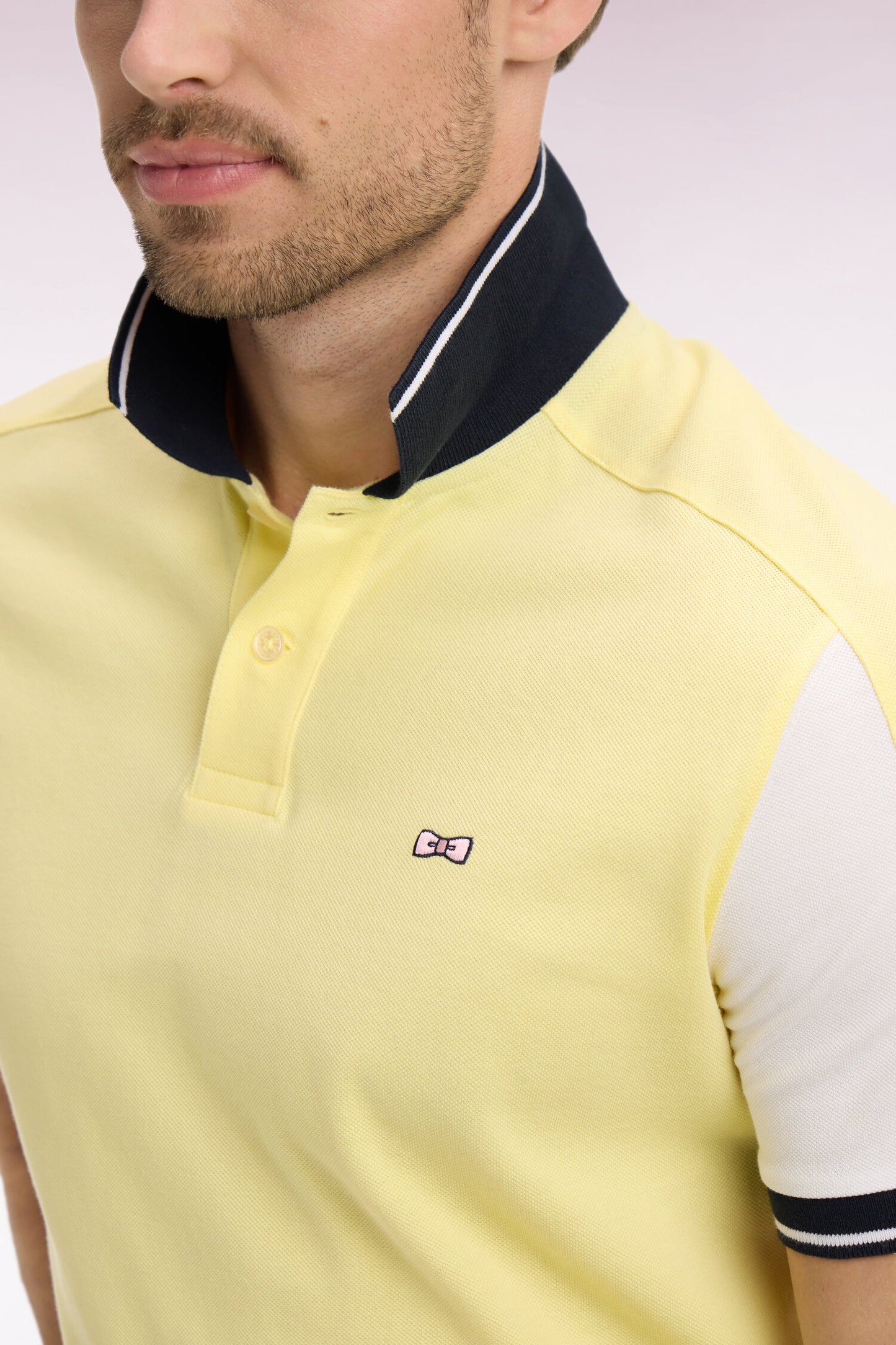 Polo à manches courtes en coton jaune clair brodé coupe regular