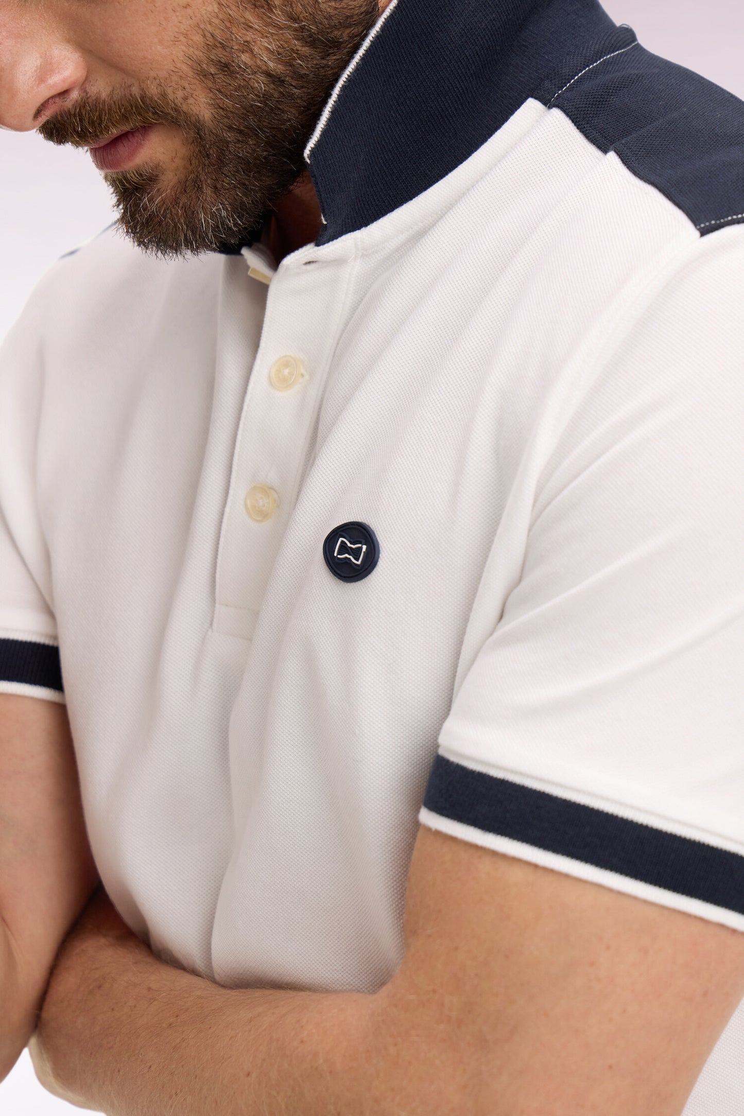 Polo à manches courtes en piqué coton blanc à découpes marine