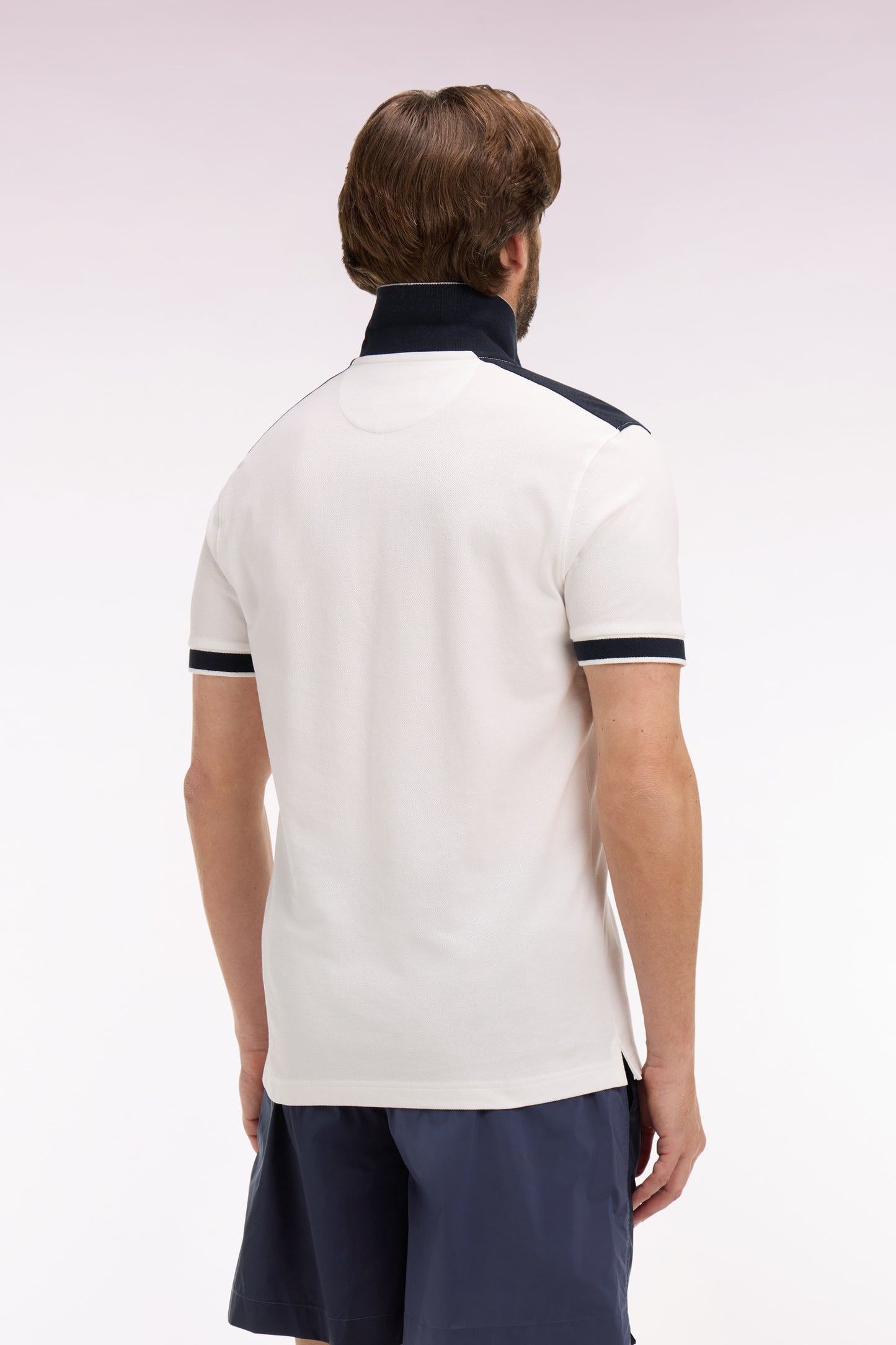 Polo à manches courtes en piqué coton blanc à découpes marine