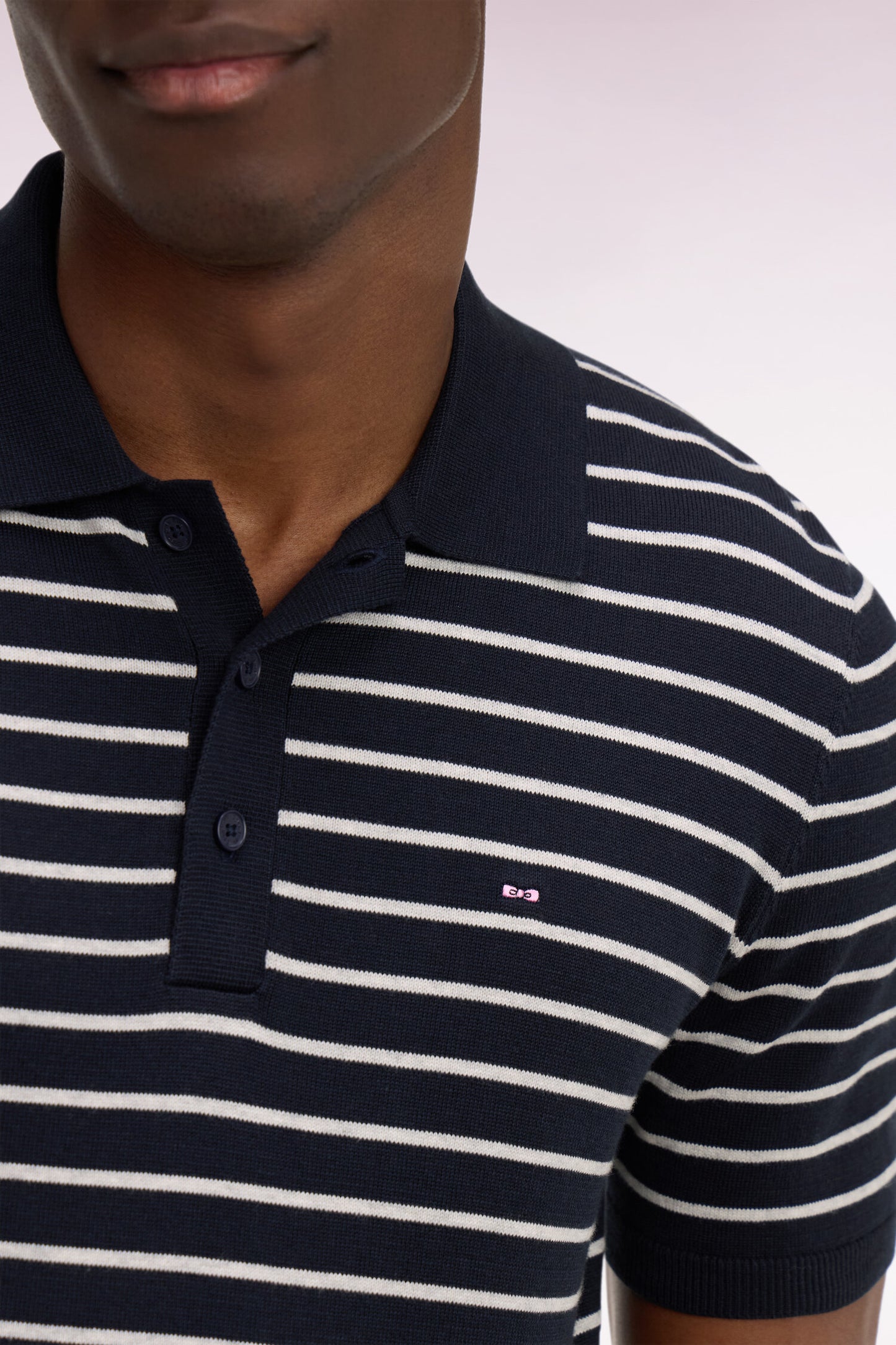 Pull manches courtes à col polo en coton rayé gris