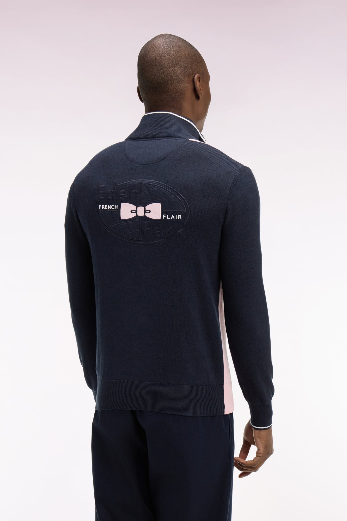 Pull à col maillot en coton rose brodé