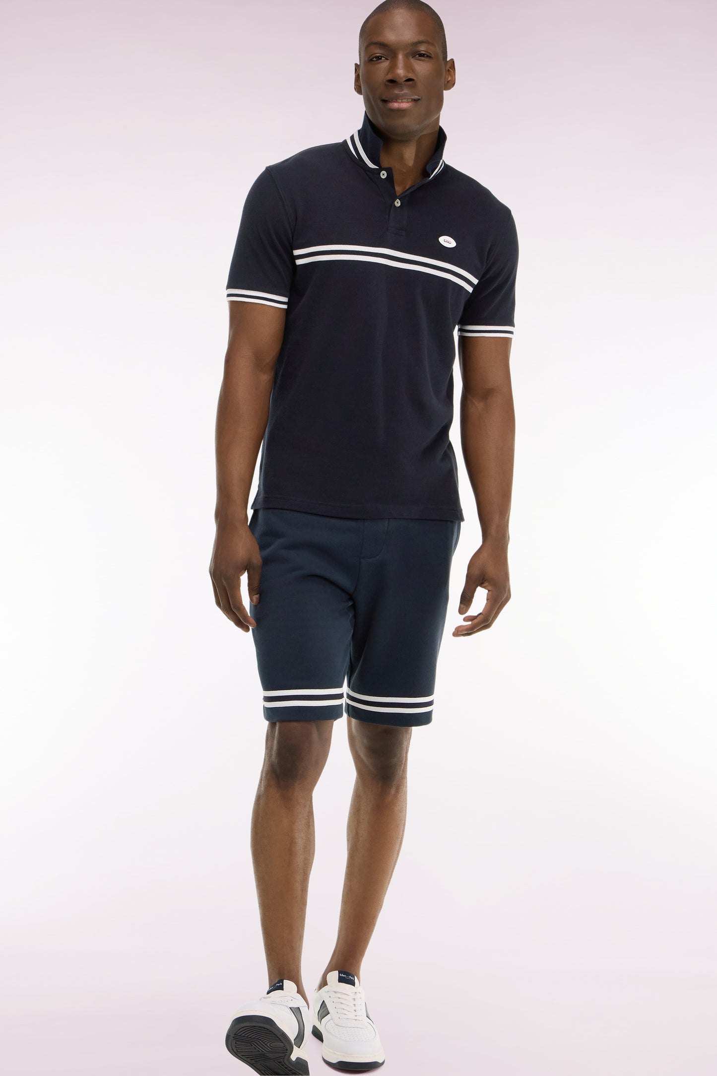 Short en molleton marine à bordures de jambe rayées